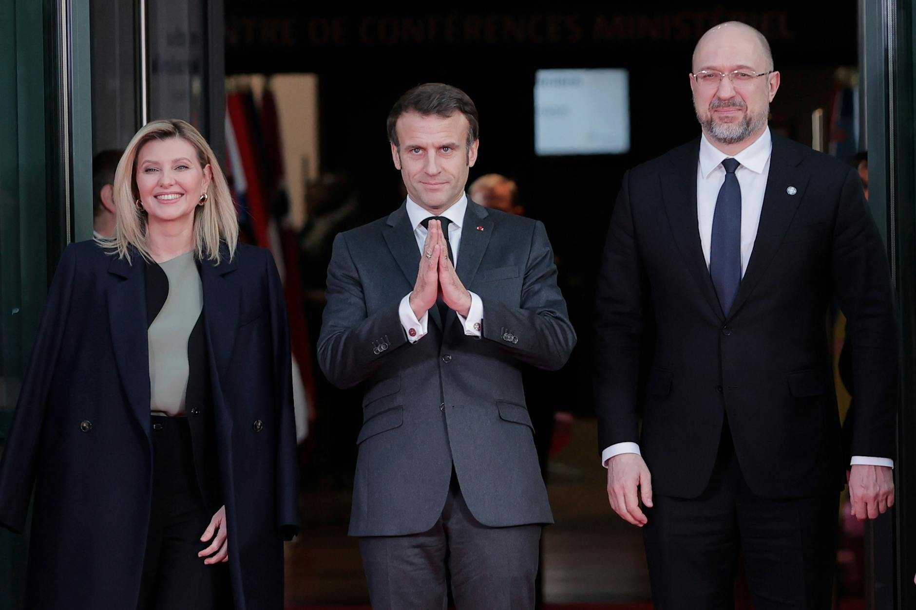 Die ukrainische First Lady Olena Selenska, der französische Präsident Macron (M.) und der ukrainische Premierminister Schmyhal bei der Konferenz zur Unterstützung der Ukraine 