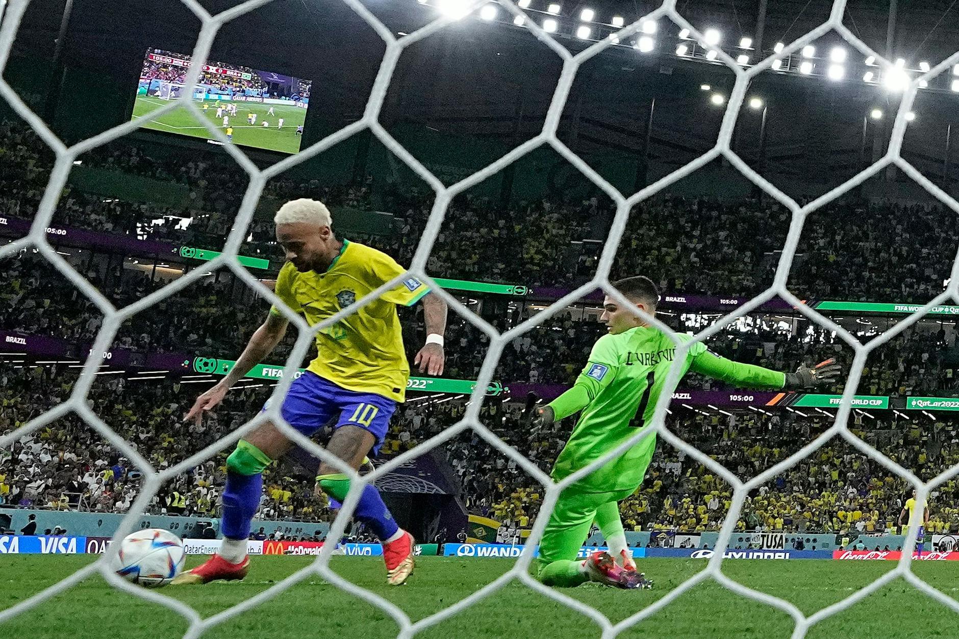 Neymar (l) umspielt den kroatischen Torhüter Dominik Livakovic und trifft zur Führung.