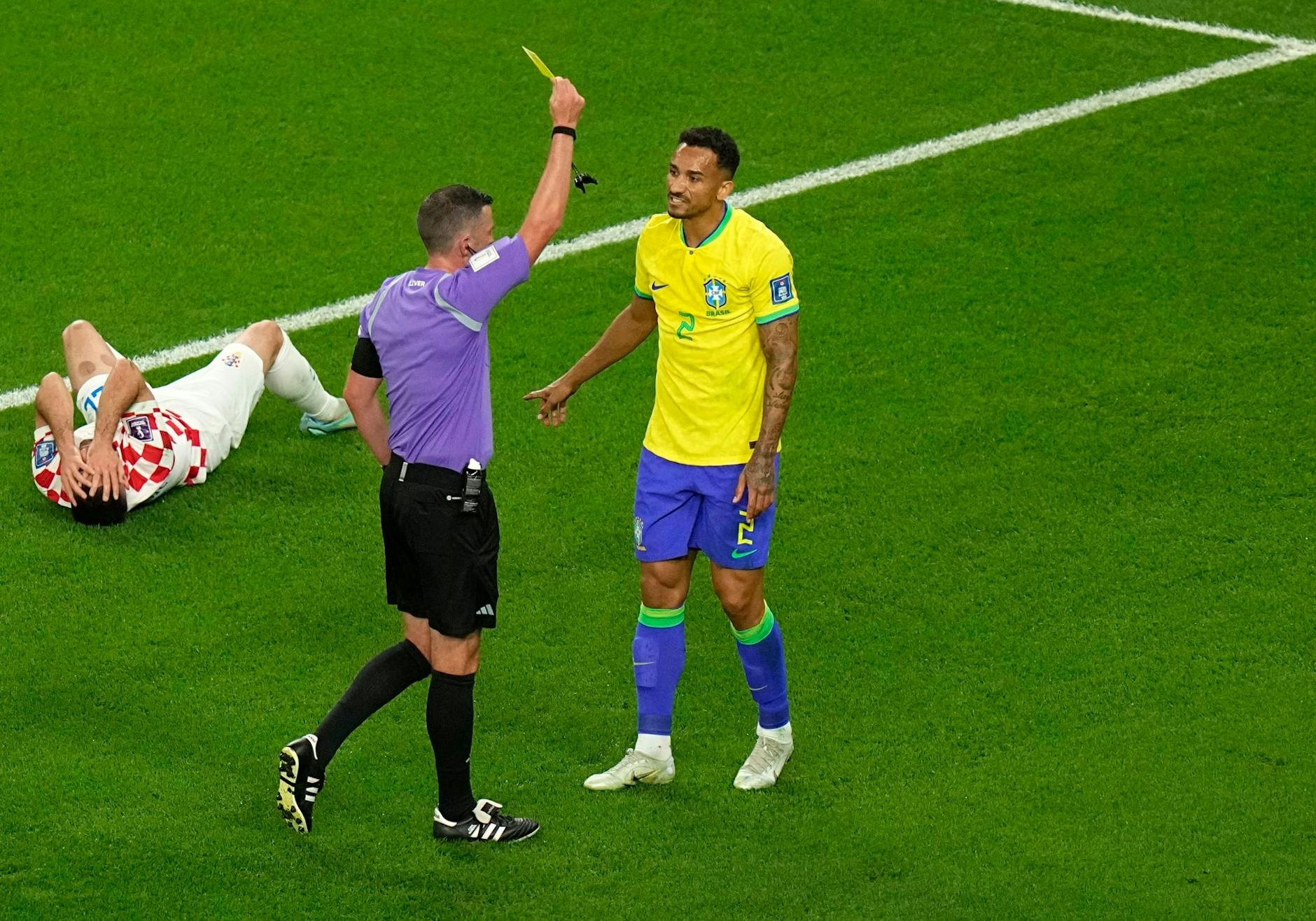 Schiedsrichter Michael Oliver zeigt dem Brasilianer Danilo die Gelbe Karte.