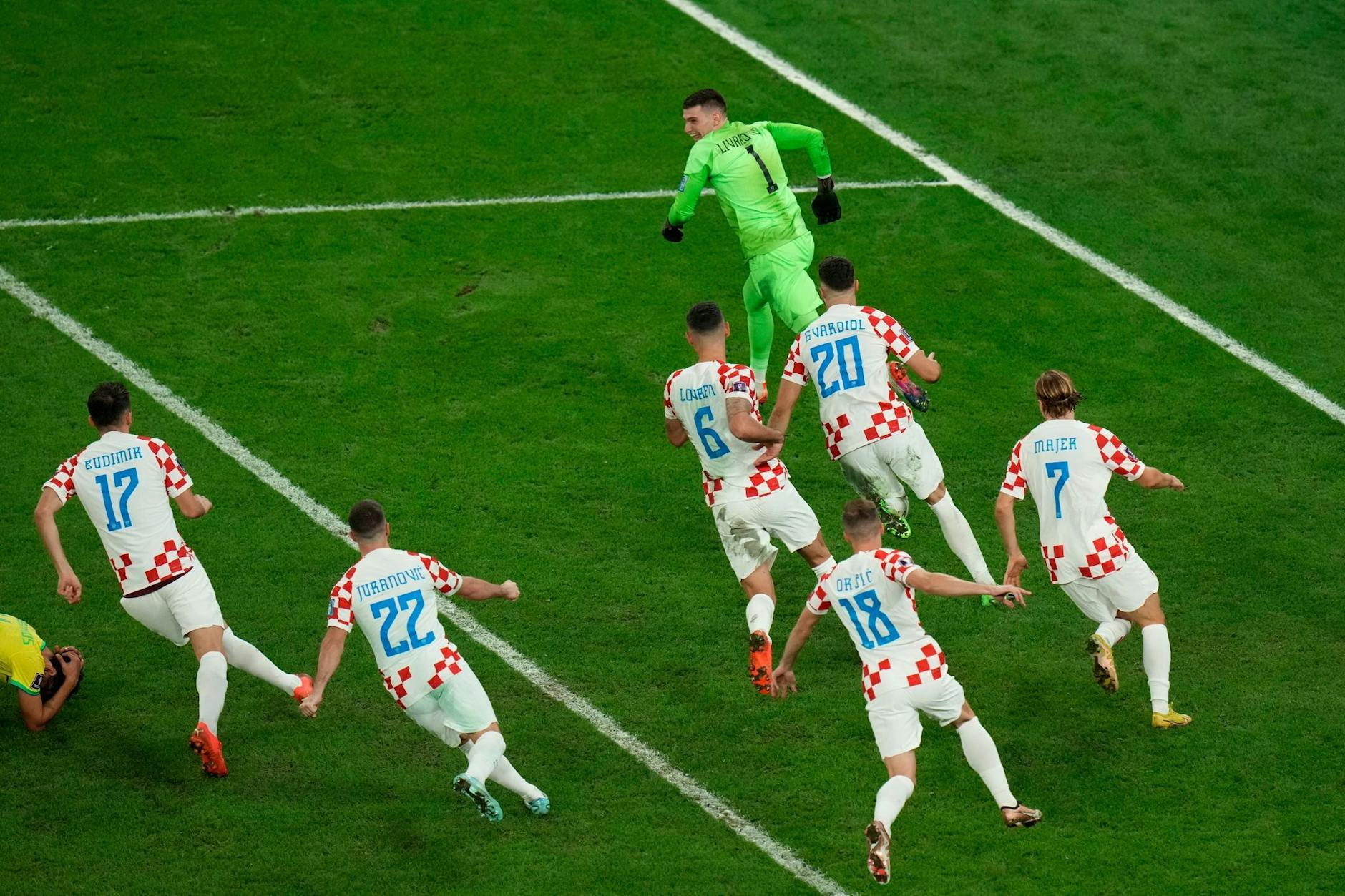 Kroatiens Torwart Dominik Livakovic (oben) zeigte nicht nur im Elfmeterschießen eine starke Leistung.