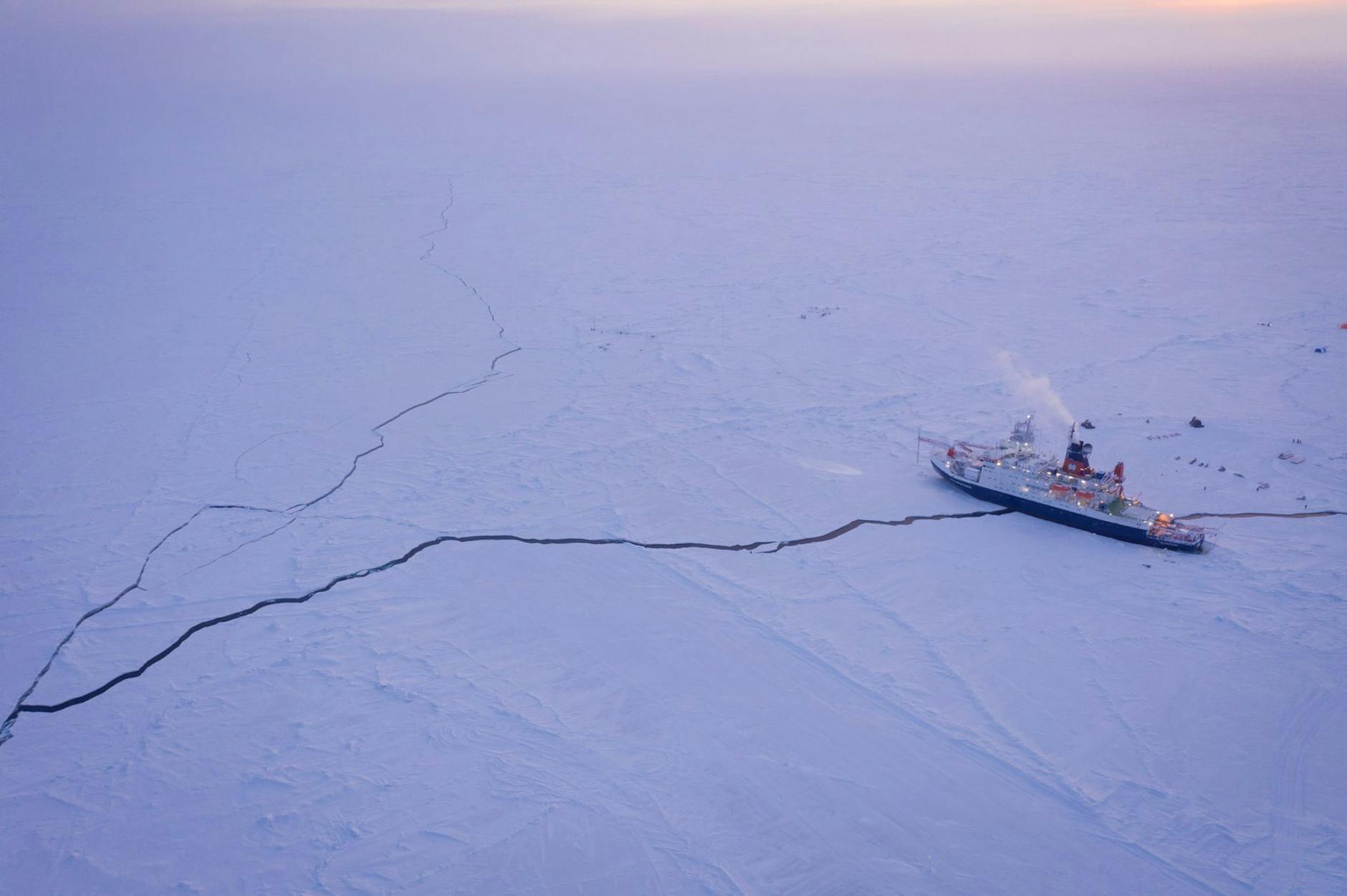 ARCHIV - Das deutsche Forschungsschiff «Polarstern» liegt im Frühjahr 2020 während der einjährigen Mosaic-Expedition im Eis der Zentralarktis. itut, Helmhol/dpa