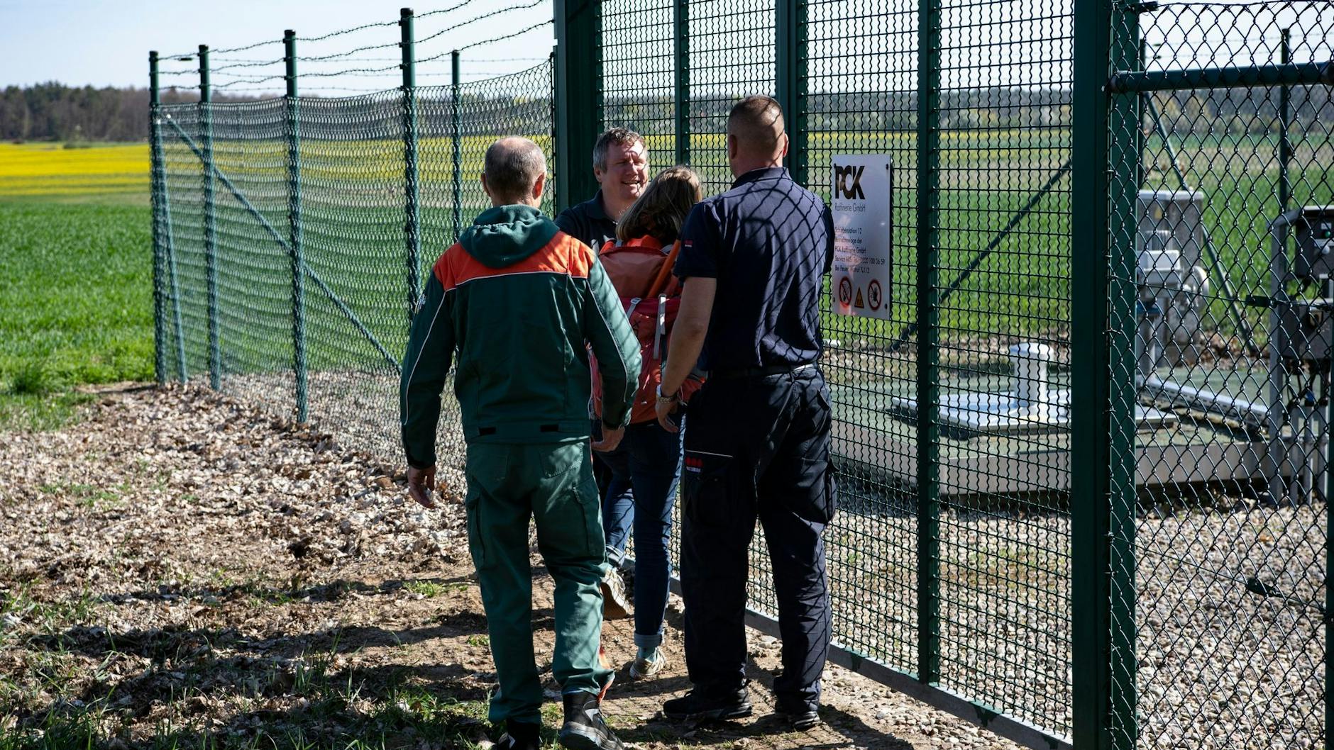 Eine Aktivistin der „Letzten Generation“ wird unweit von Breydin (Brandenburg) von Sicherheitskräften am Betreten einer Betriebsanlage der PCK Raffinerie GmbH gehindert. 