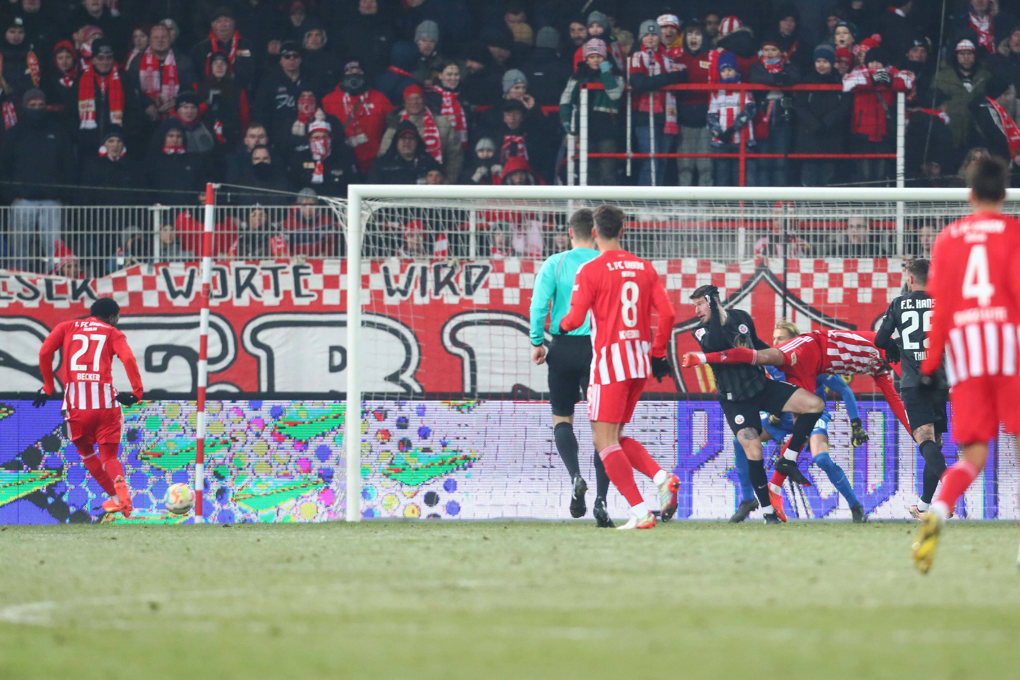 Sheraldo Becker (l.) schießt volley zum 1:0 für die Eisernen ein.