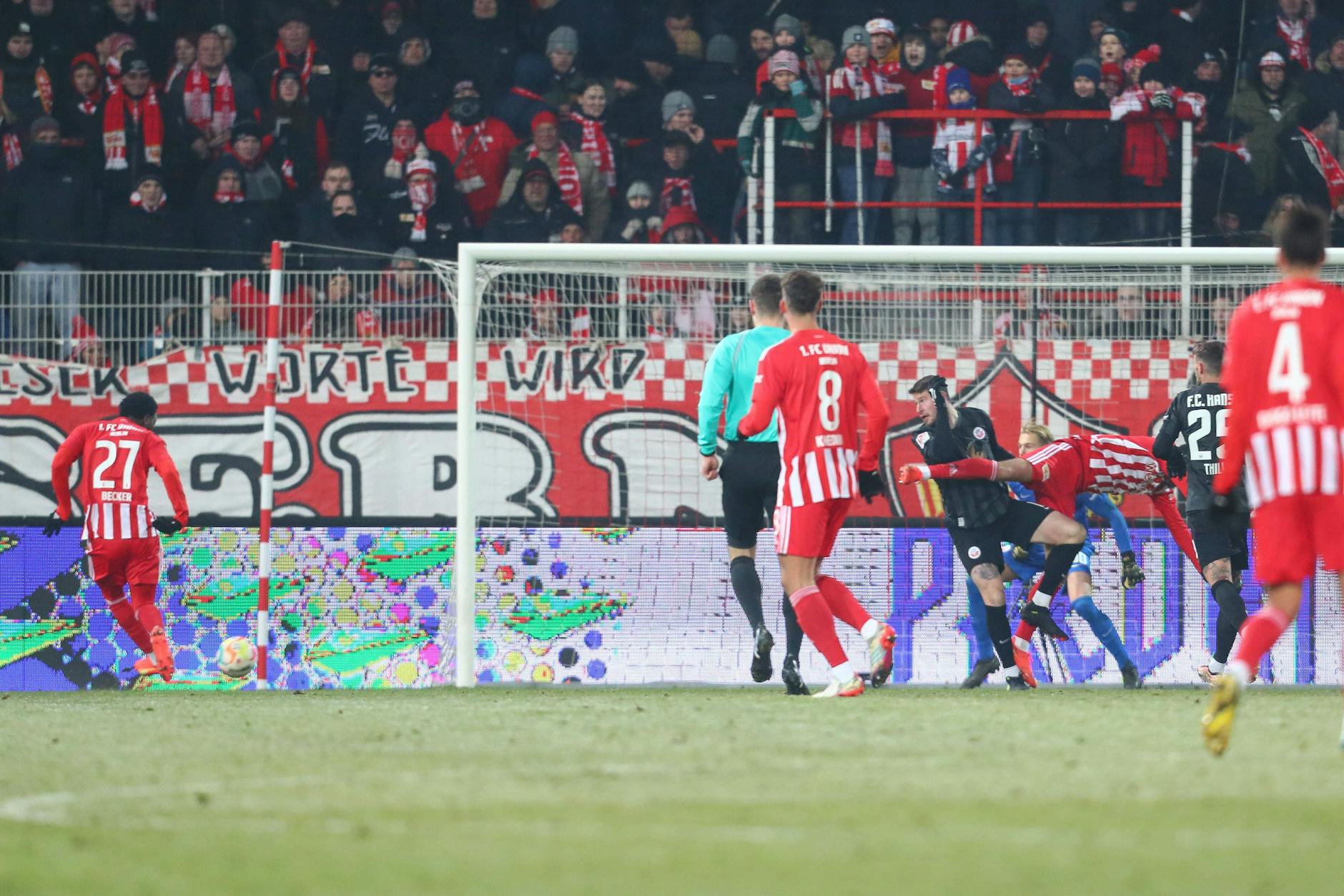 Sheraldo Becker (l.) schießt volley zum 1:0 für die Eisernen ein.