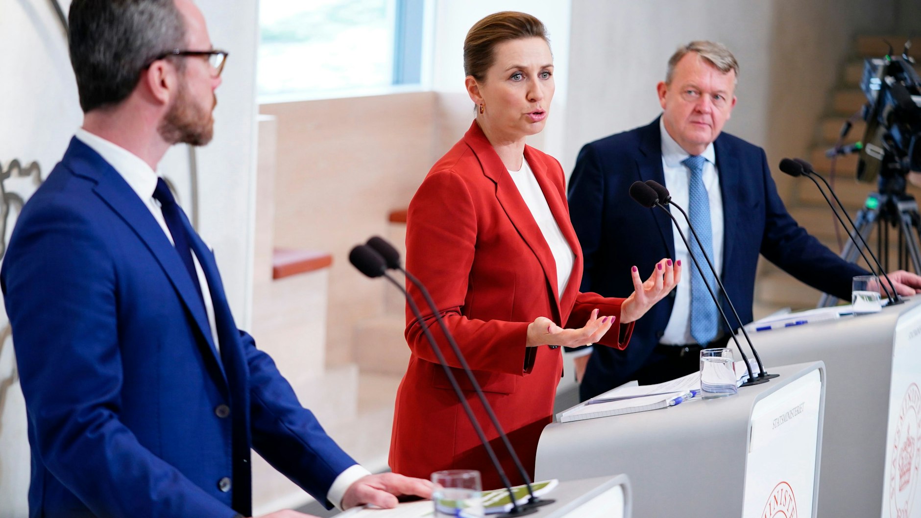 Mette Frederiksen (M), amtierende Ministerpräsidentin von Dänemark, wird von Jakob Ellemann-Jensen (l) von der Liberalen Partei, und Lars Lokke Rasmussen von den Moderaten flankiert.