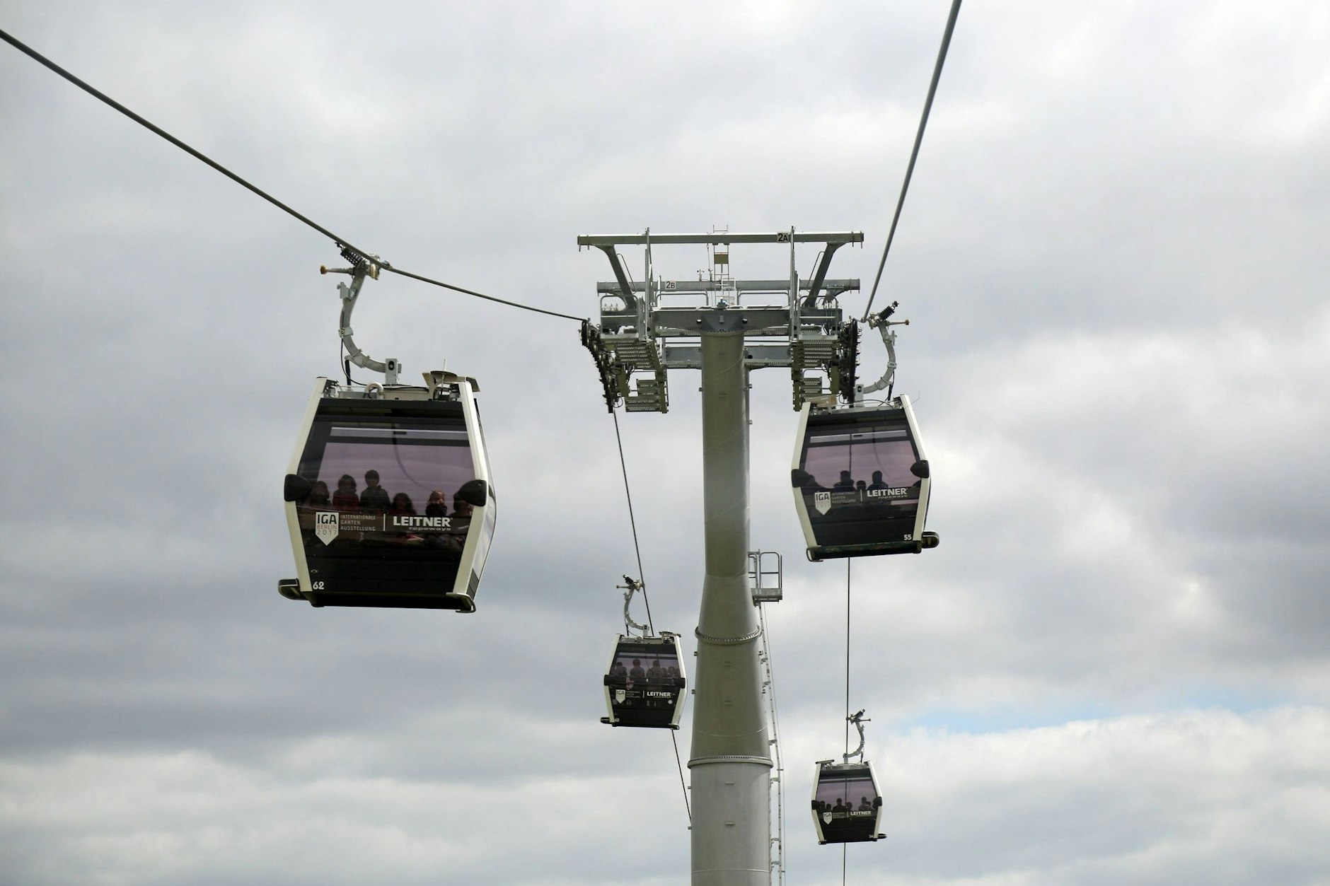 Berlins einzige Seilbahn führt im Osten der Stadt zu den Gärten der Welt. 2018 wurden die Glasbodengondeln für rund 650.000 Fahrten genutzt, im Corona-Jahr 2020 waren es 450.000.