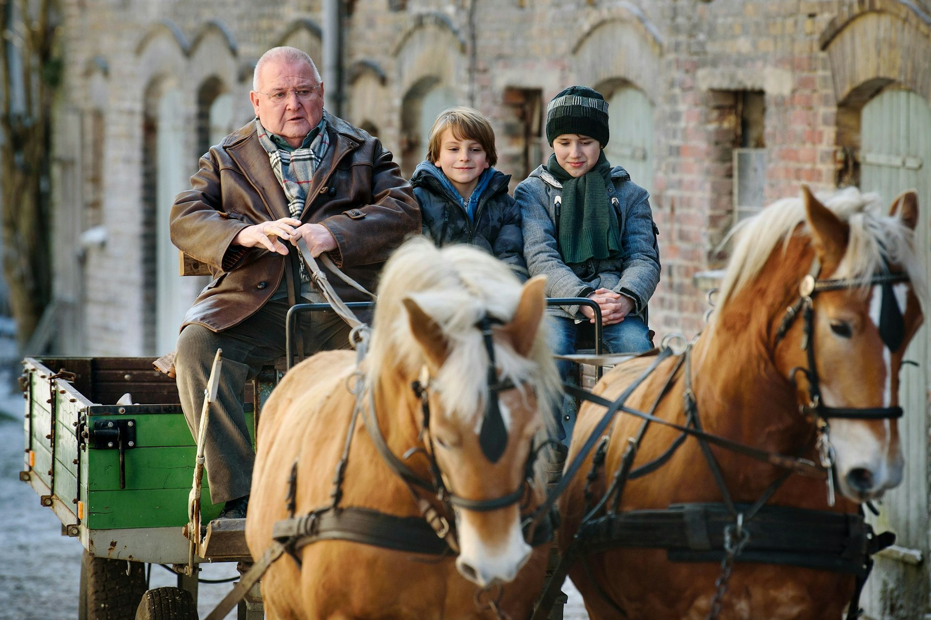 Horst Krause (Horst Krause) kümmert sich um seine Schäfchen. Diese hier heißen Timo (Cai Cohrs) und Samuel (Phileas Heyblom).