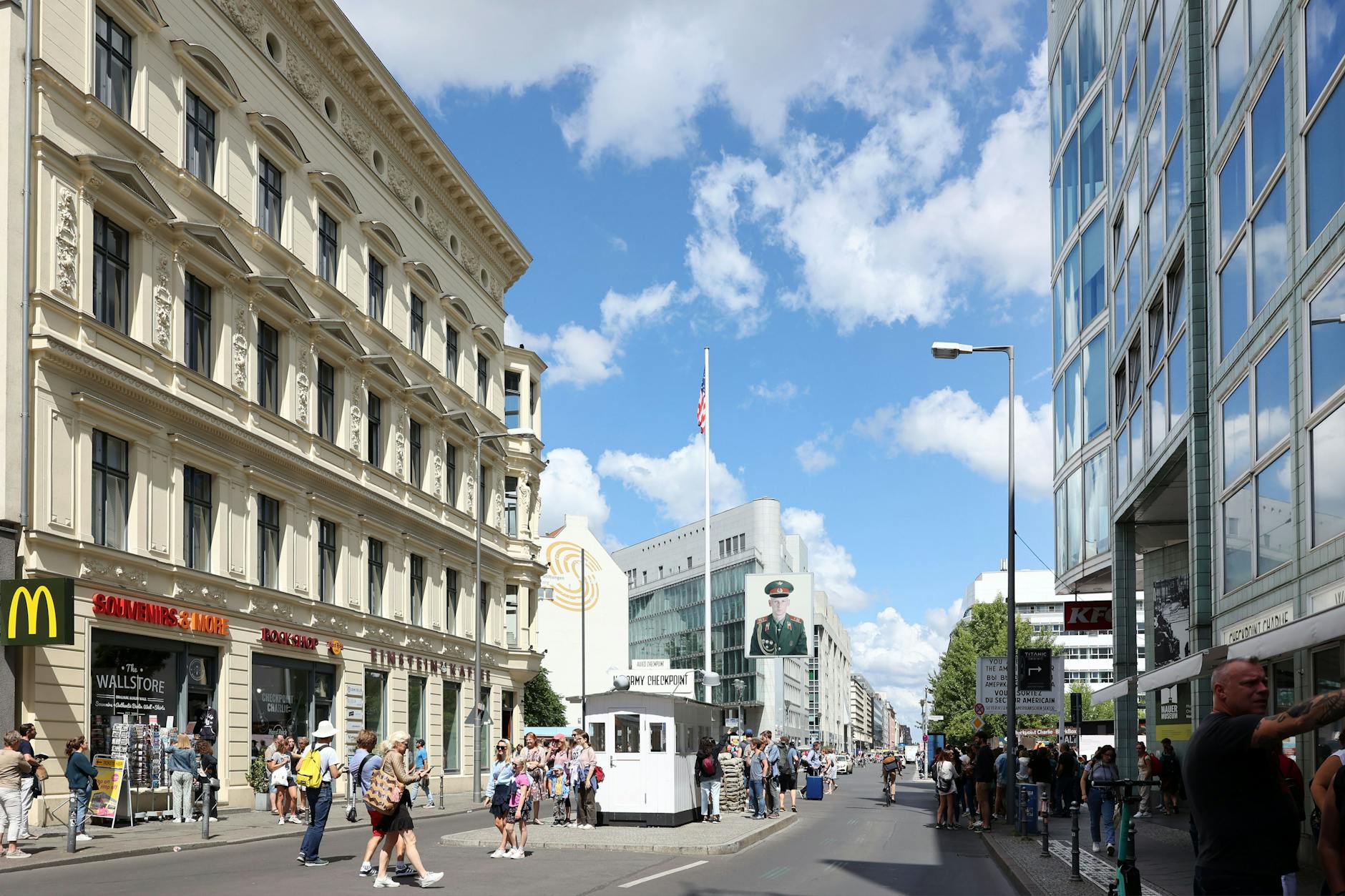 Nach Plänen der Grünen soll der Checkpoint Charlie autofrei werden.