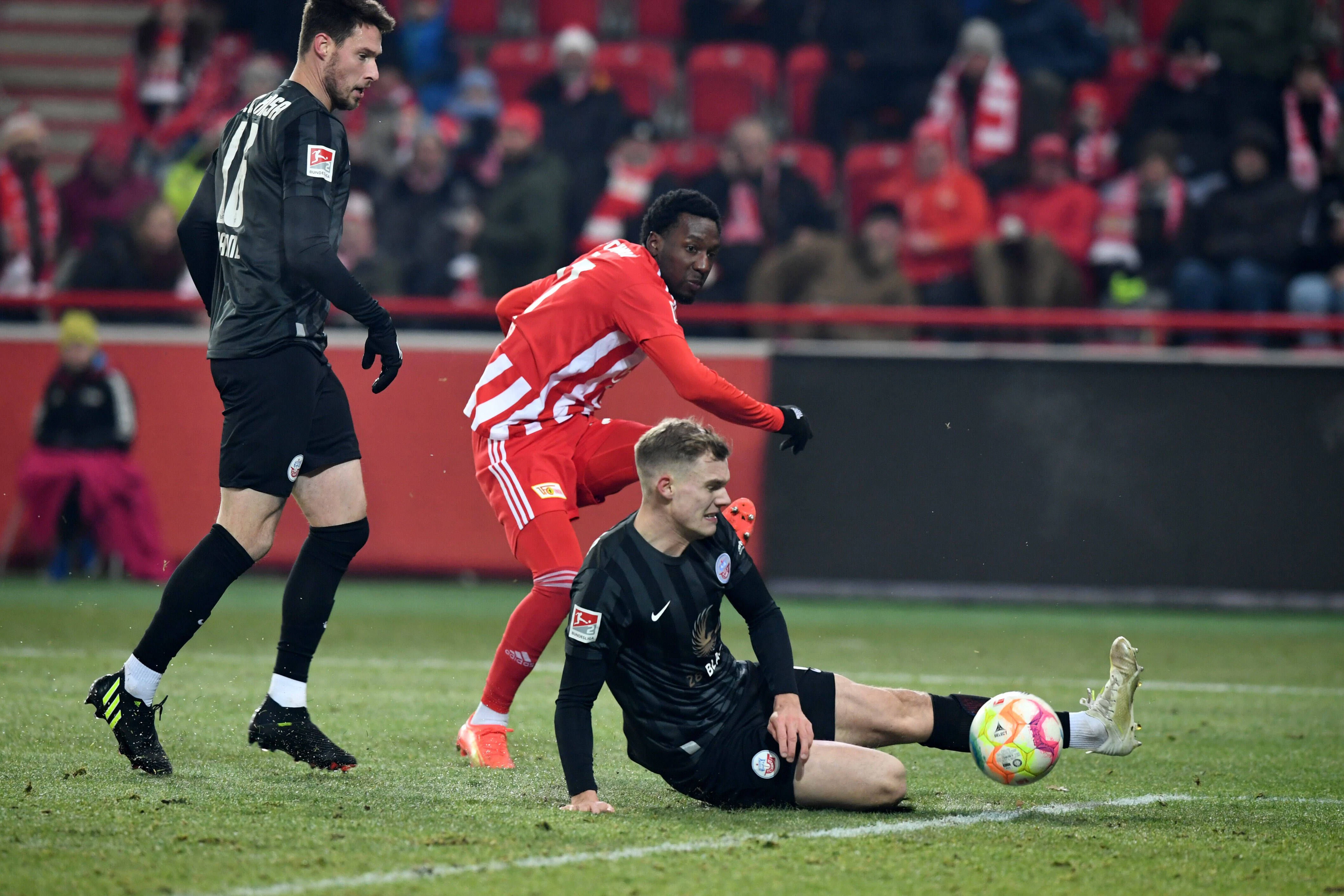 Sheraldo Becker (M.) trifft hier zum 2:0 für den 1. FC Union Berlin.