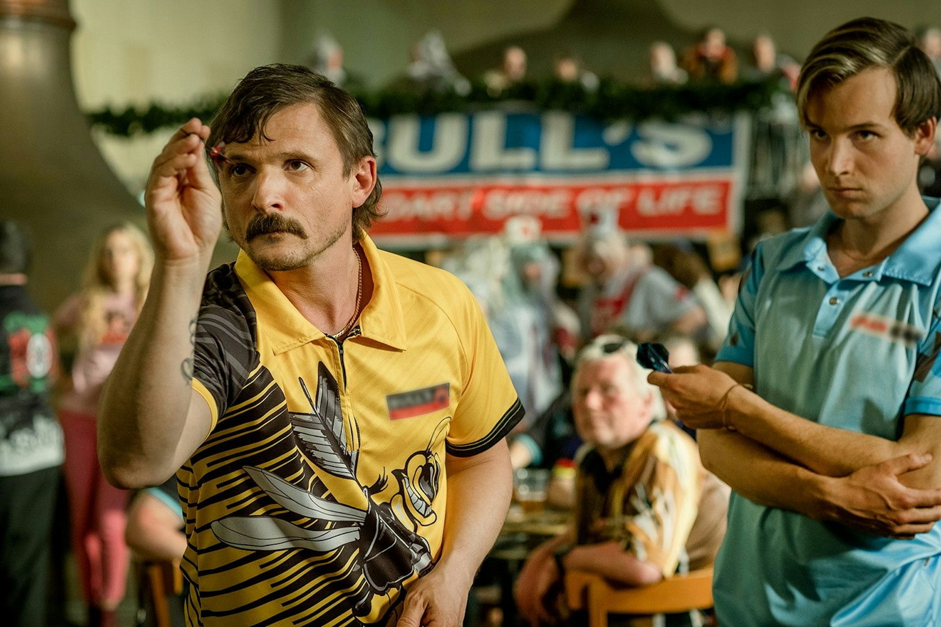 Florian Lukas (l.) als Eddie Frotzke in der Sky-Comedyserie „Die Wespe“.