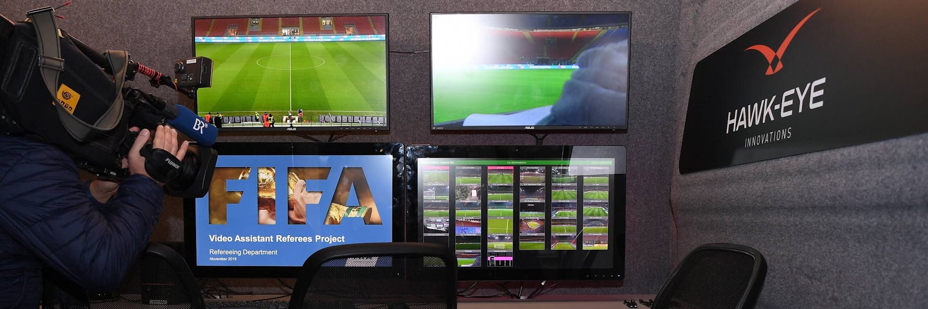 Ein Kontrollraum der Video-Schiedsrichter bei der WM. Jetzt kommt heraus: Die Fans am TV bekommen nicht alle Bilder zu sehen.