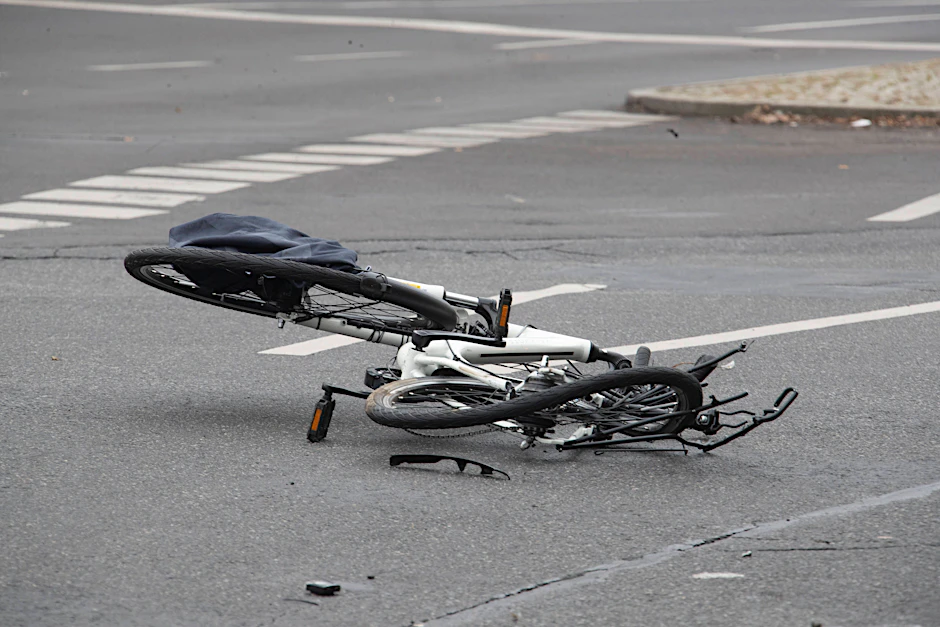 Das Fahrrad des Opfers nach dem Unfall an der Todeskreuzung am 7. Dezember 2021.&nbsp;