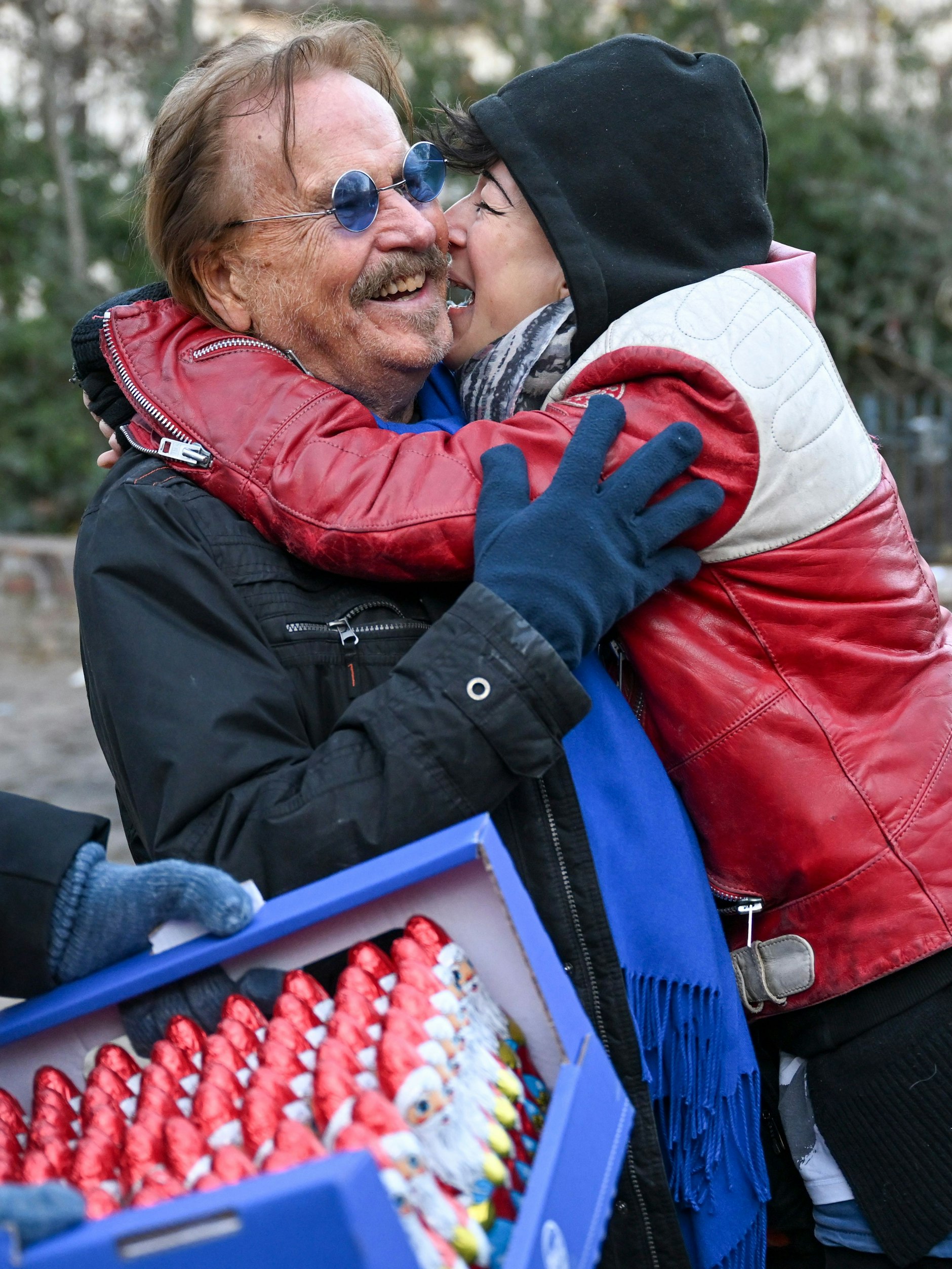 So sieht Freude aus: Eine der Besucherinnen begrüßt Frank Zander.