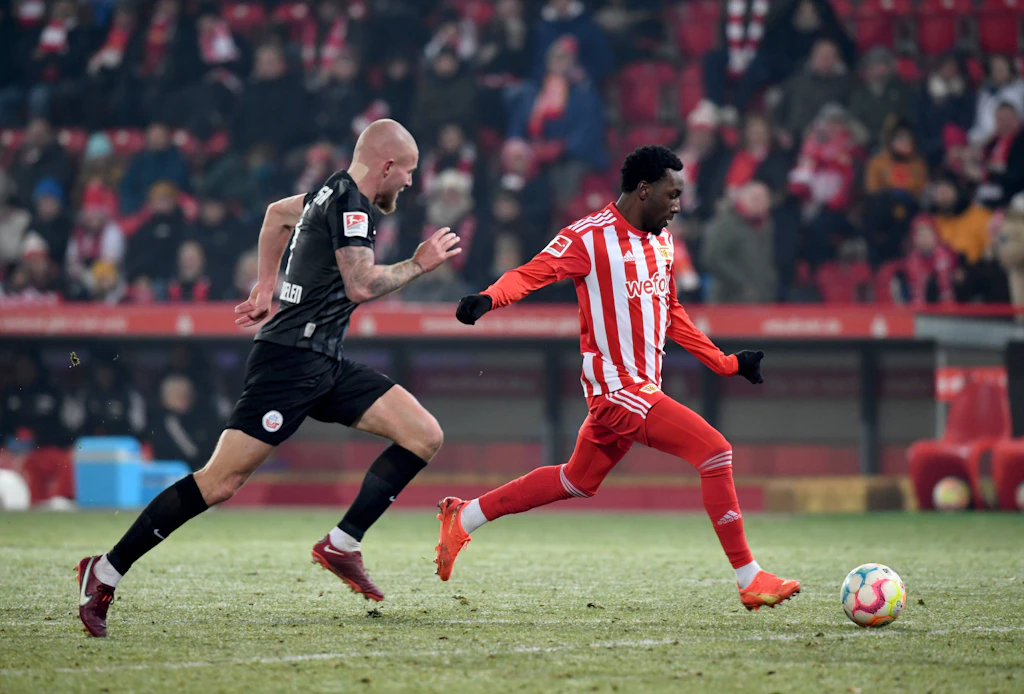 Union Berlins Angreifer Sheraldo Becker wirbelt Hansas Defensive durcheinander