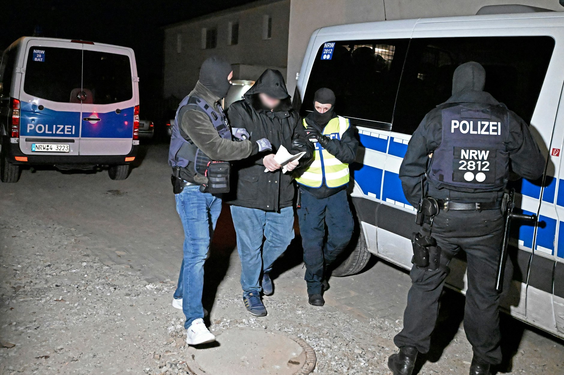 Polizisten führen bei der Razzia gegen den Al-Zein-Clan einen Mann in Solingen ab.
