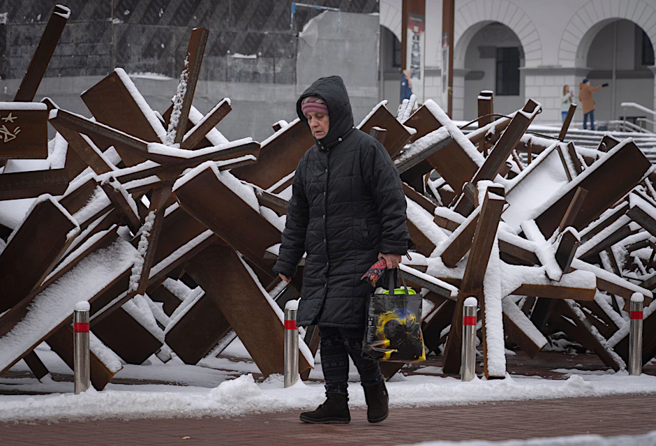 Ukraine, Kiew am 12. Dezember: Eine Frau geht an Panzerabwehr-Igeln im Stadtzentrum vorbei.