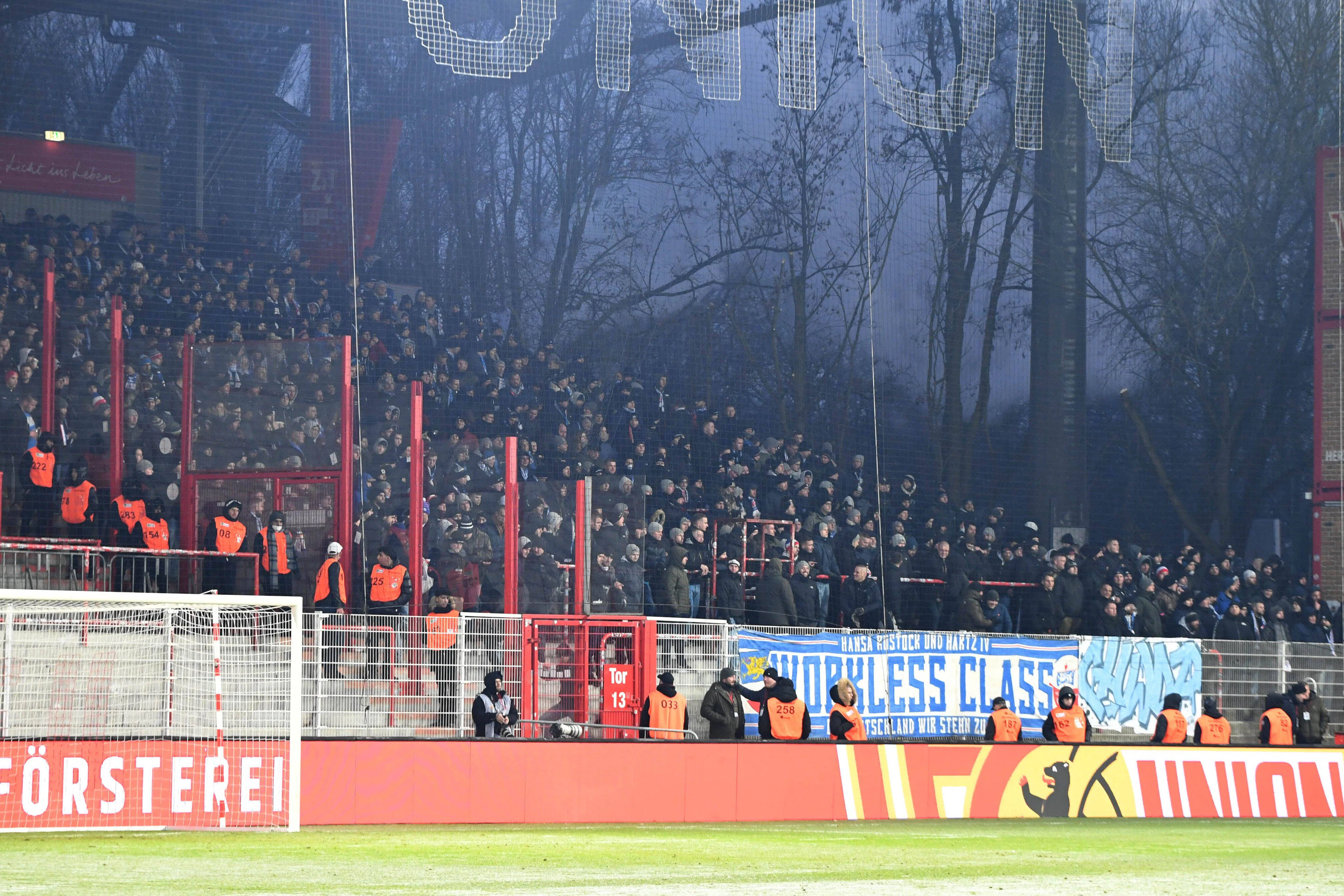 Erst als die S-Bahn der Hansa-Fans abgefahren war, durften die Union-Anhänger und normale Reisende weiterfahren.