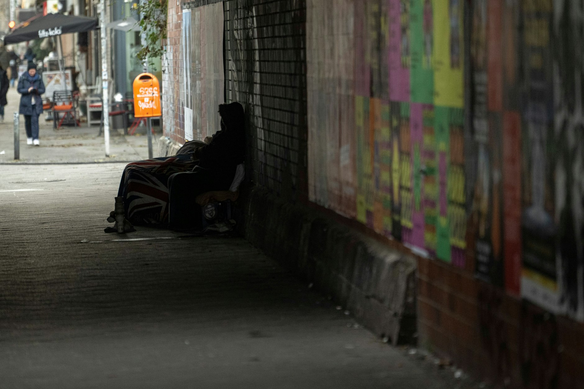 Ein Obdachloser sitzt bei Temperaturen um den Gefrierpunkt unter der S-Bahn-Brücke Charlottenburg.&nbsp;