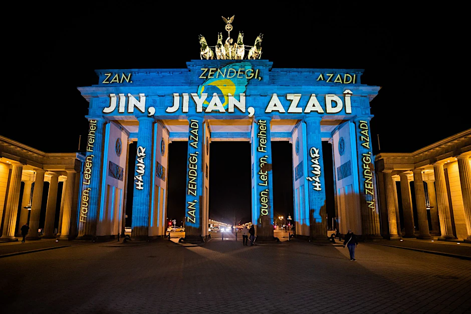 Das Brandenburger Tor mit dem persischen Schriftzug für „Frau, Leben,&nbsp;Freiheit“