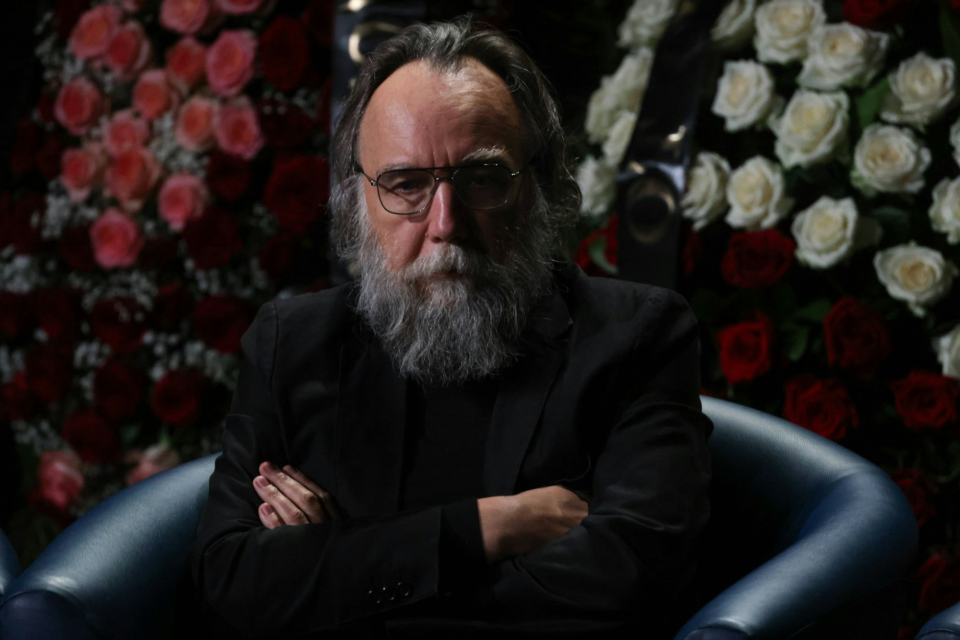 Der russische Ideologe Alexander Dugin nimmt an einer Abschiedszeremonie für seine Tochter Daria Dugina teil.