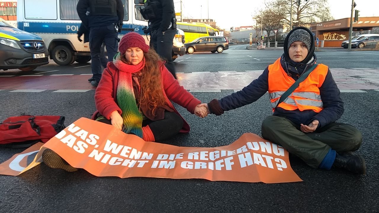 „Letzte Generation“ Blockiert Bundestag – Merz: „Raus Hier. Hauen Sie Ab“