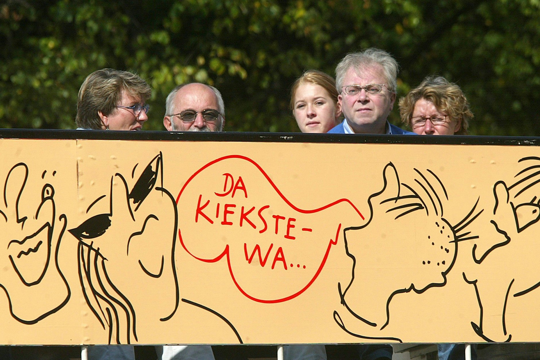 Das typische Berliner Du und Touristen auf dem Oberdeck eines Sightseeing-Busses.