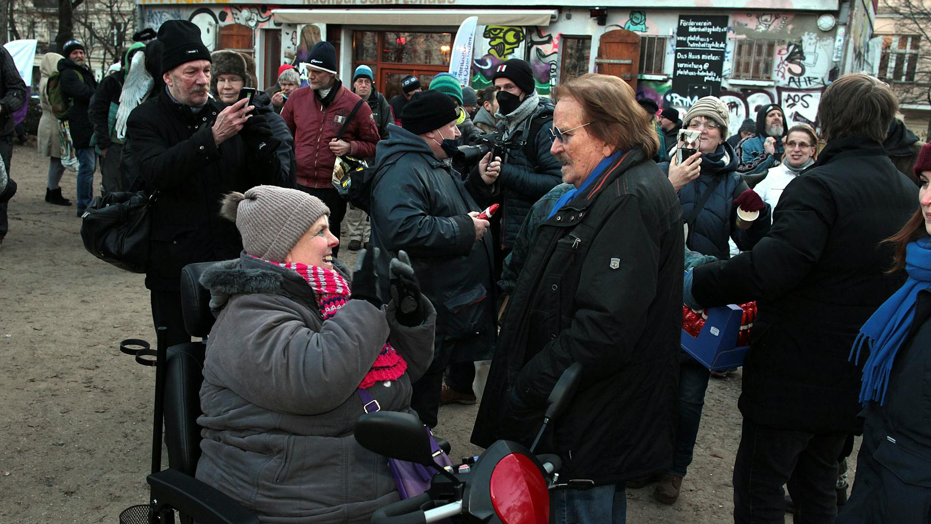 Frank Zander spricht auf der Weihnachtsfeier mit Obdachlosen, hört sich ihre Probleme an.