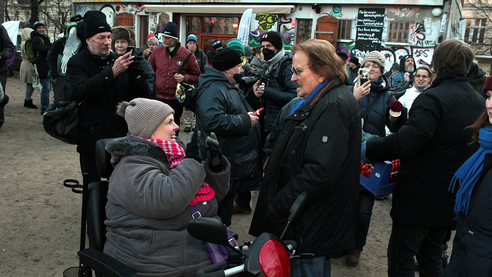 Frank Zander spricht auf der Weihnachtsfeier mit Obdachlosen, hört sich ihre Probleme an.