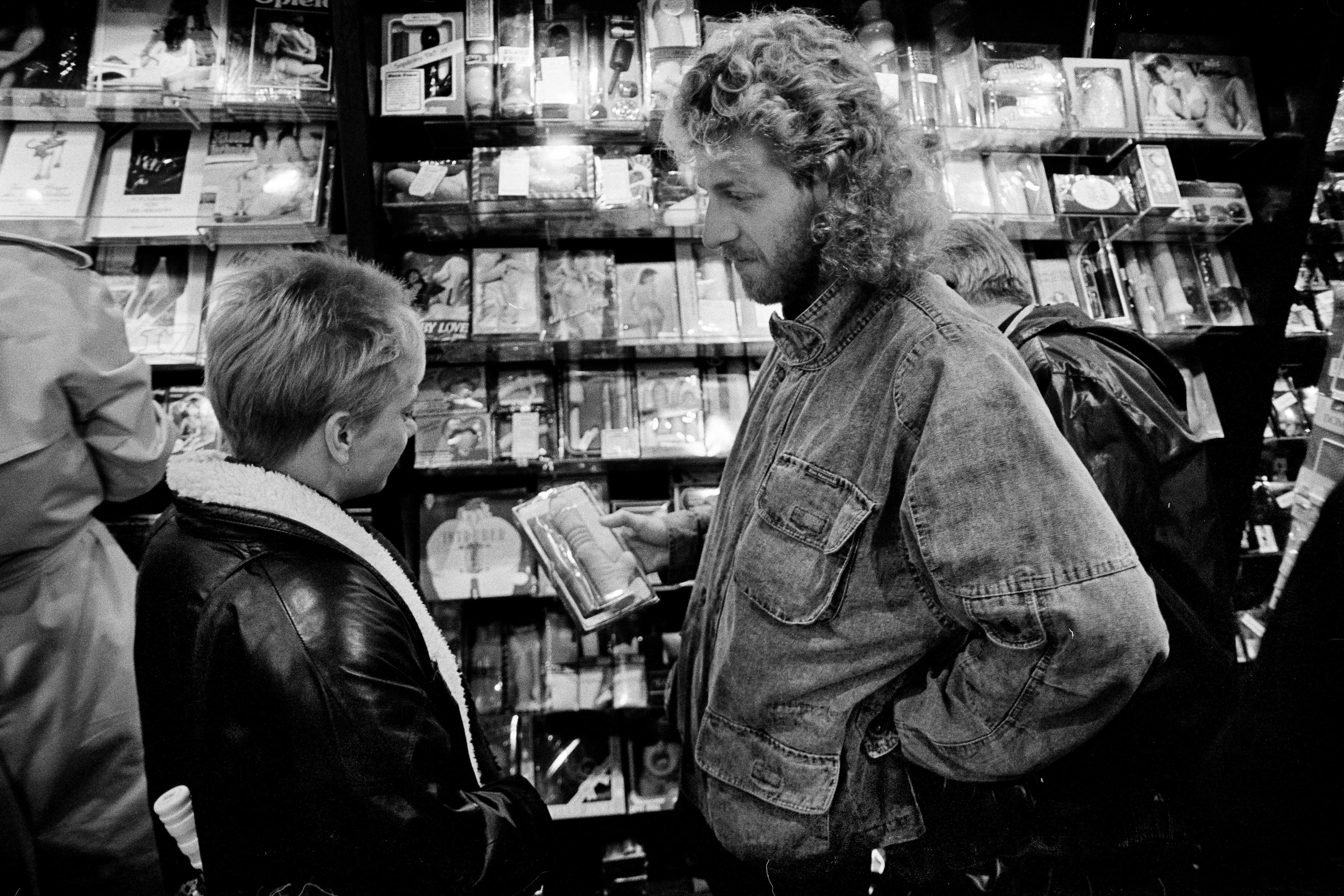 1990: Der erste Beate-Uhse-Sexshop eröffnet in Ost-Berlin in den Räumen eines ehemaligen Intershops.