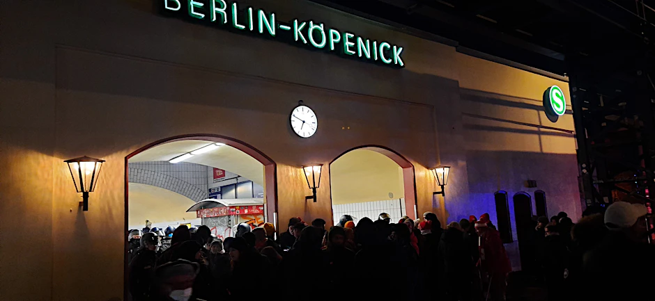 Die Polizei ließ die Menschen am S-Bahnhof Köpenick rund 30 Minuten in der Kälte warten, bis der Zug mit den Hansa-Fans abgefahren war.