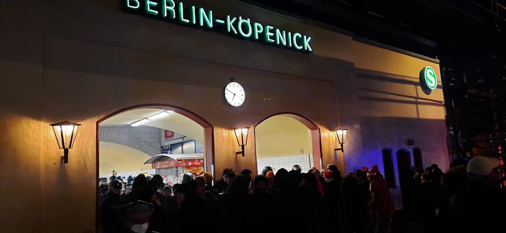 Risikospiel Union Berlin gegen Hansa Rostock: Polizei sperrt S-Bhf Köpenick ab