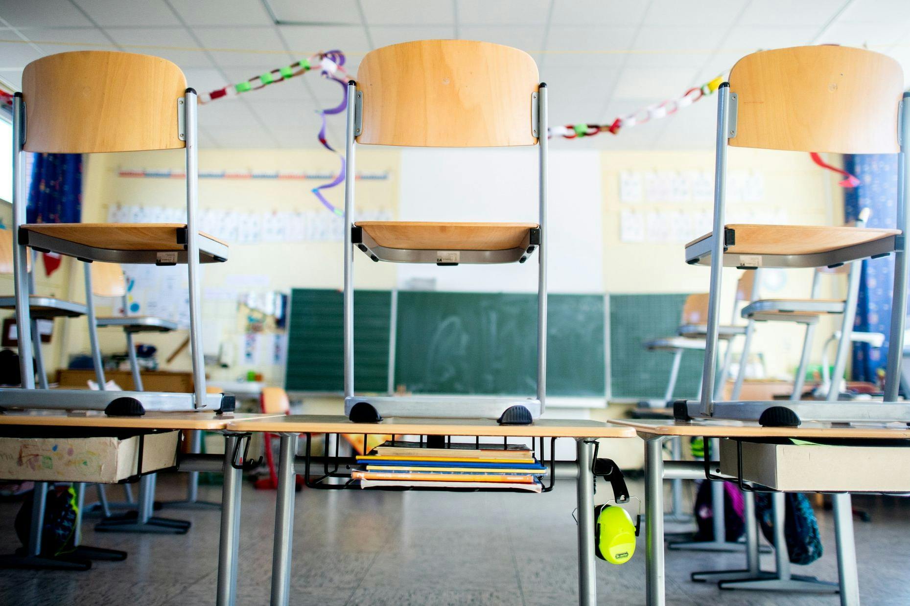 Hochgestellte Stühle im Klassenzimmer einer Grundschule