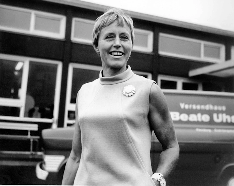 1969, Prüde war gestern: Zwei Menschen trugen maßgeblich zur sexuellen Befreiung der Deutsche bei: Oswald Kolle und Beate Uhse, hier vor ihrem Versandhaus
