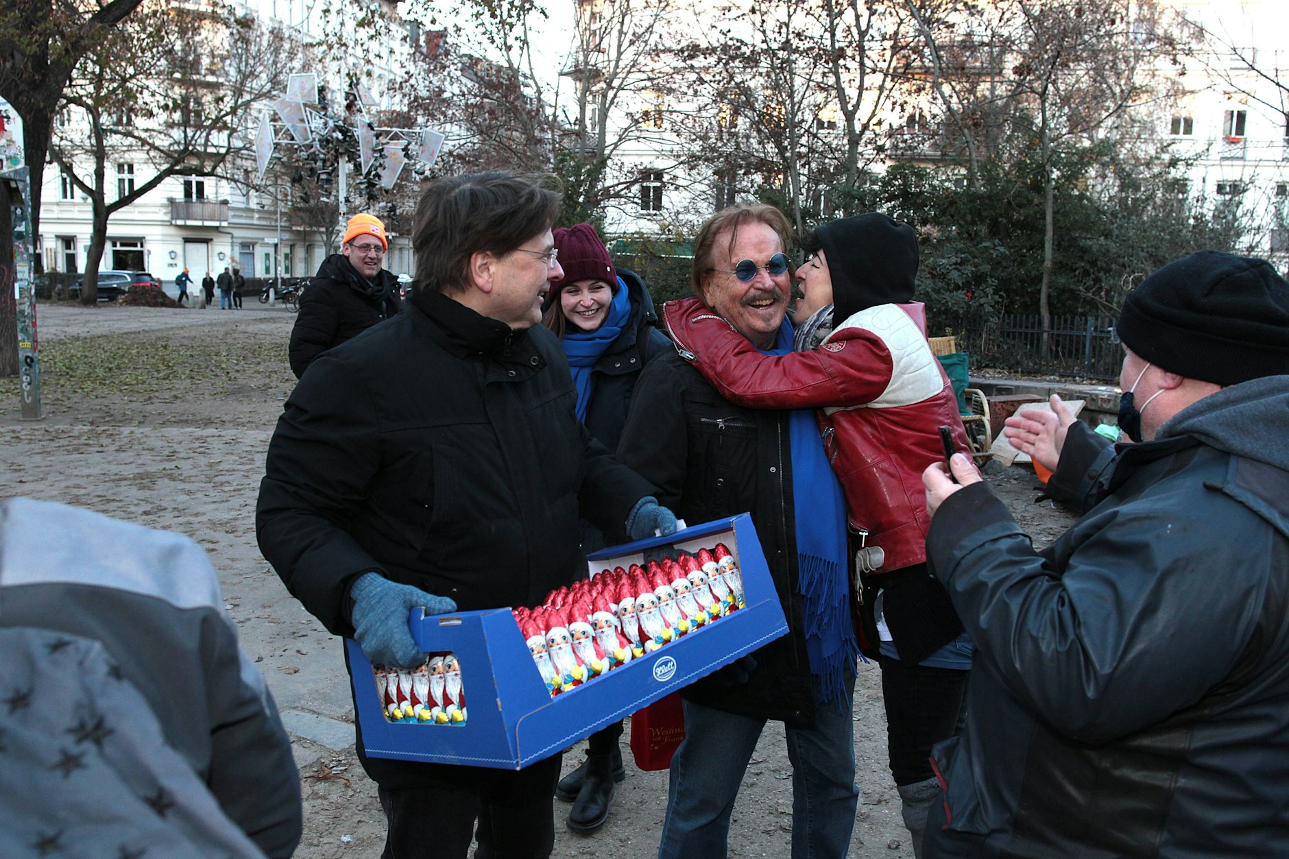 Frank Zander besucht die diakonische Weihnachtsfeier für Obdachlose auf dem Helmholtzplatz und rückt mit Sohn Marcus (li.) und 300 Schoko-Weihnachtsmännern an.