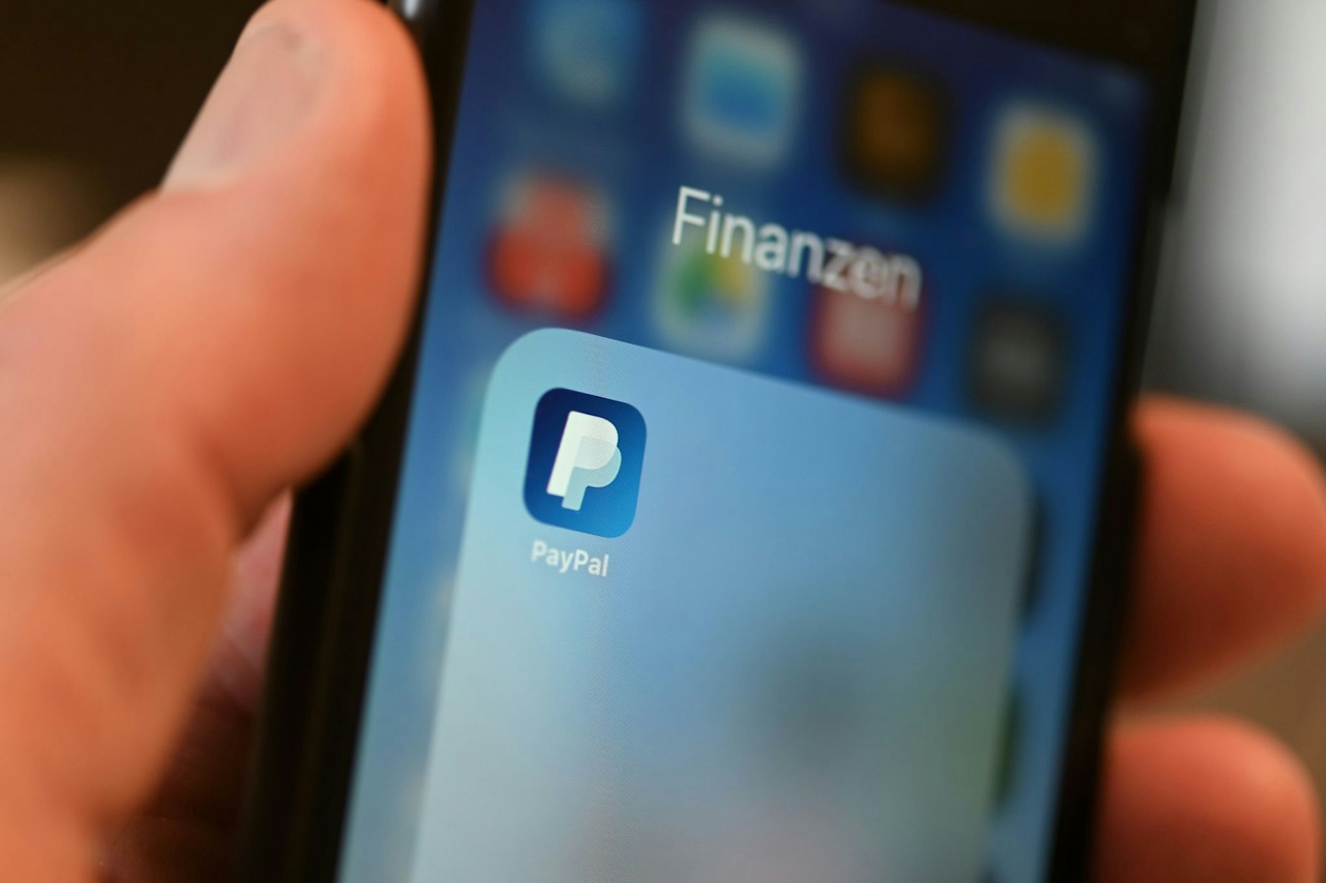 Die App des Online-Bezahldienstes PayPal auf einem Smartphone.