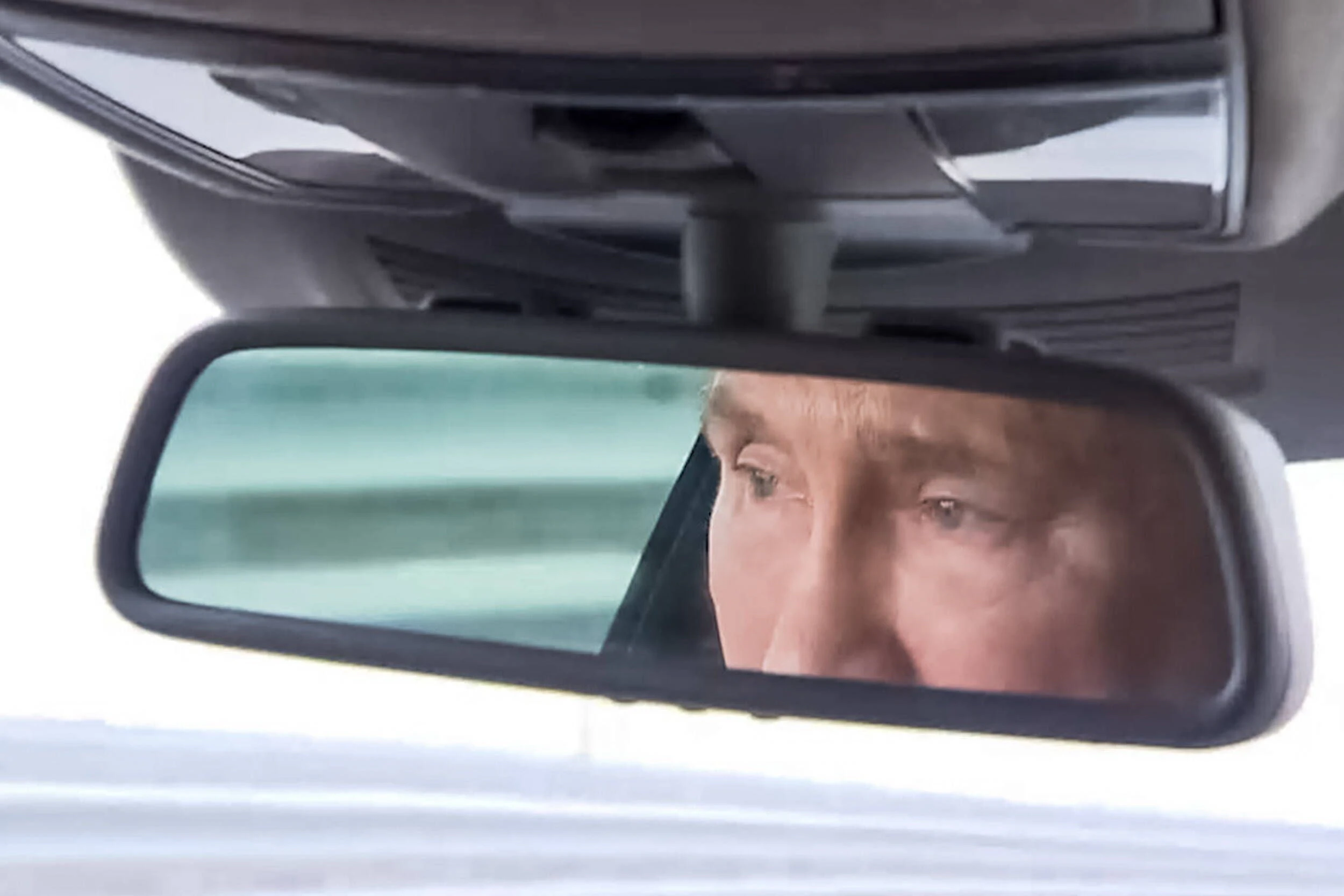 Wladimir Putin, Präsident von Russland, am Steuer eines Autos bei der Fahrt auf der im Oktober bei einer Explosion schwer beschädigten Krim-Brücke.