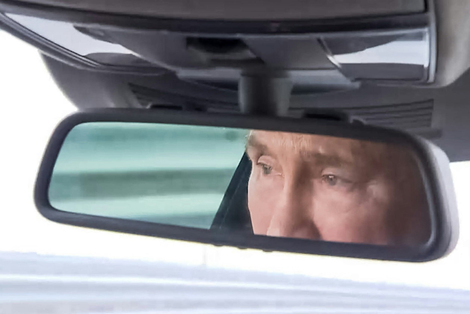 Wladimir Putin, Präsident von Russland, am Steuer eines Autos bei der Fahrt auf der im Oktober bei einer Explosion schwer beschädigten Krim-Brücke.
