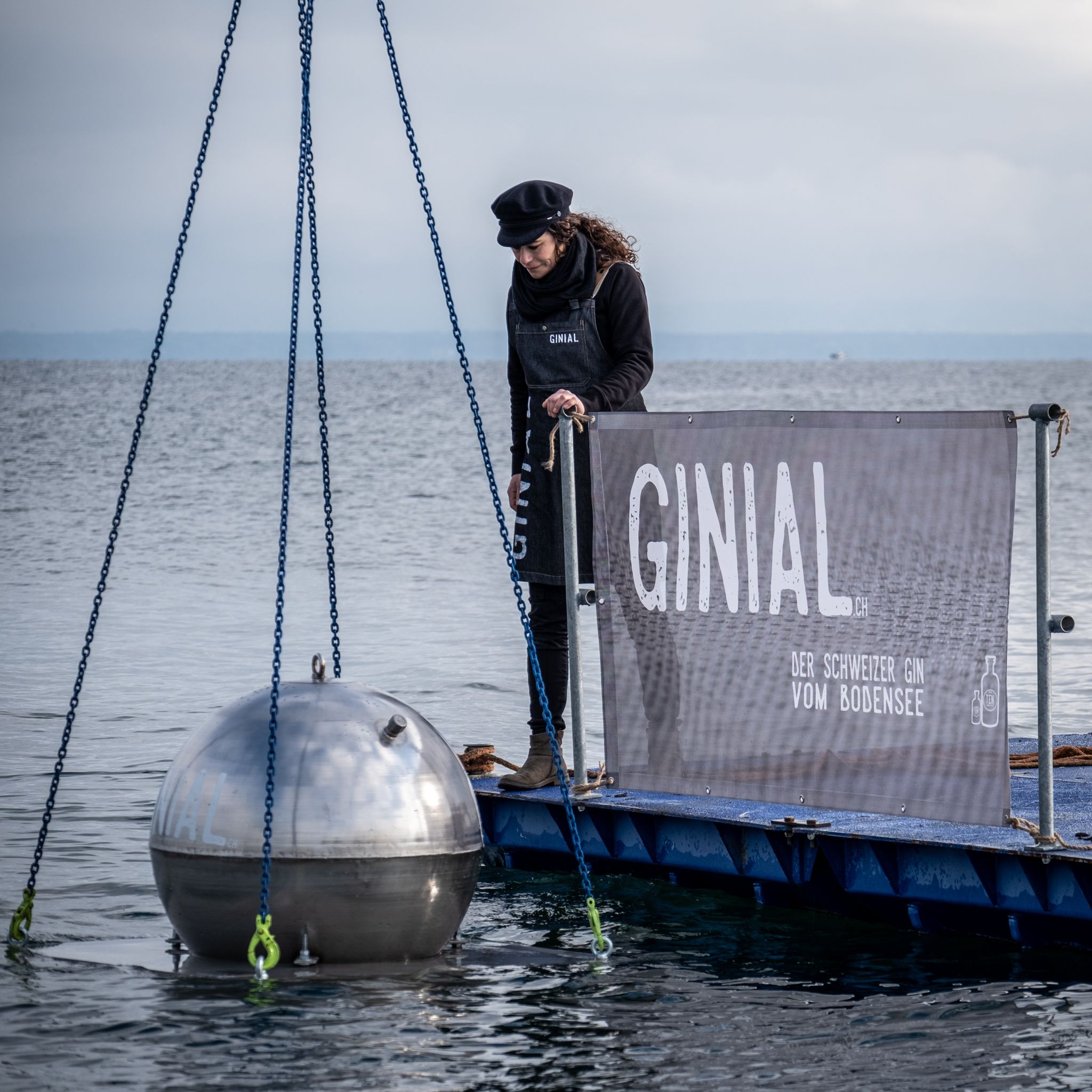 Image - Dreiste Langfinger klauen Edelstahlkugel mit Gin aus dem Bodensee