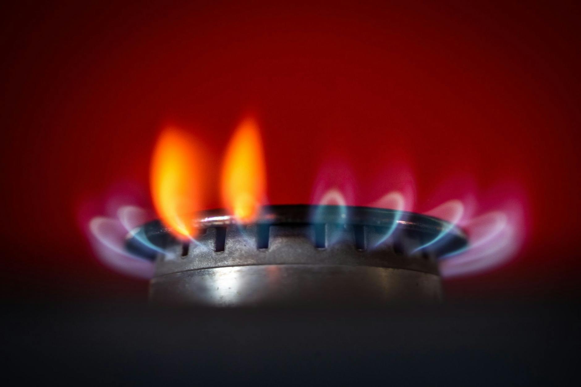 Die Flamme eines Gasherdes brennt in einer Küche (Symbolfoto).