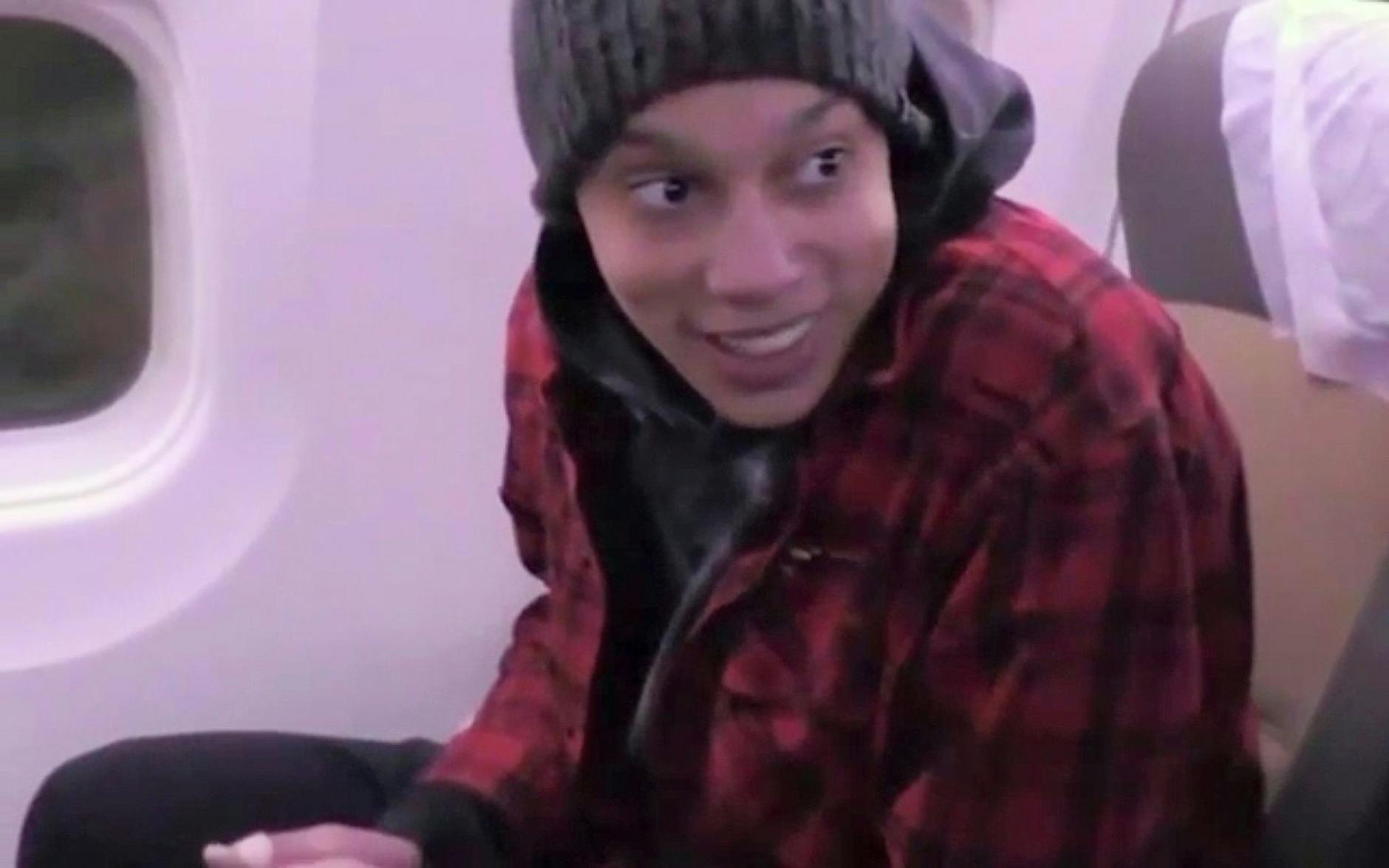 HANDOUT - Ein Standbild aus einem Video des russischen Föderalen Sicherheitsdienstes zeigt WNBA-Star Brittney Griner im Flugzeug, das sie für den Gefangenenaustausch nach Abu Dhabi fliegt. Sicherheitsdienst via AP/dpa