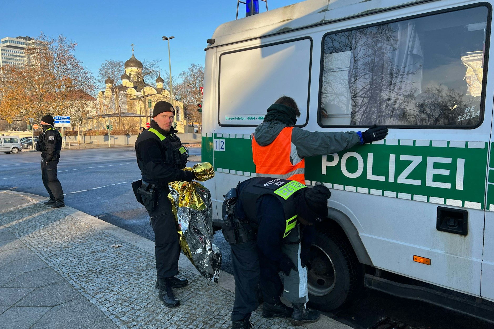 Polizisten durchsuchen in Berlin ein Mitglied der Gruppe „Letzte Generation“ an der Autobahnausfahrt Ecke Berliner Straße/Konstanzer Straße. Die Demonstranten hatten die Ausfahrt der A100 blockiert.