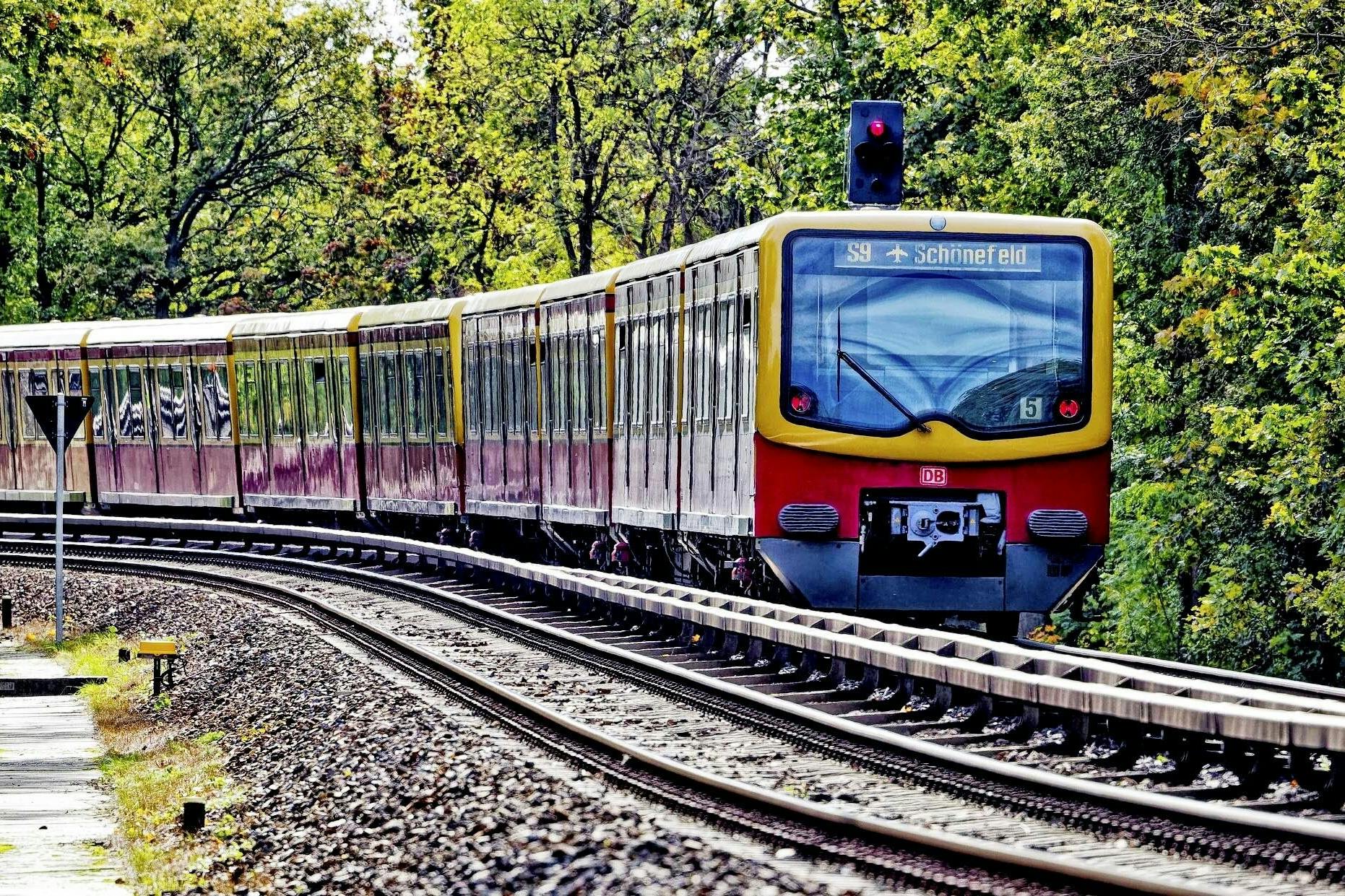 Ein Zug der Linie S9 2019 unterwegs von Spandau nach Schönefeld. Seit 1998 fahren wieder S-Bahnen in den westlichsten Bezirk. Von 1951 bis 1961 gab es auch eine Verbindung nach Falkensee.