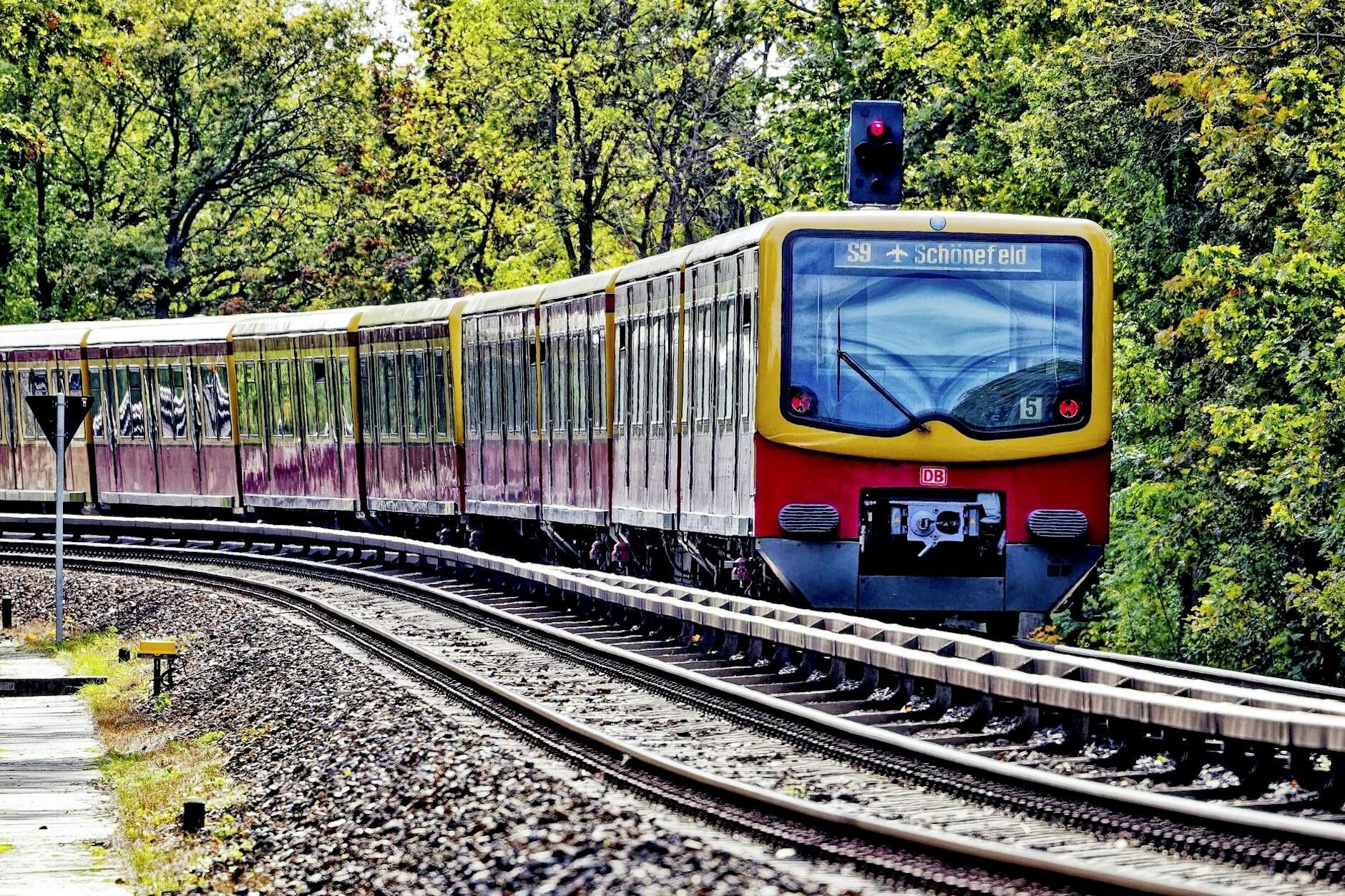 Ein Zug der Linie S9 2019 unterwegs von Spandau nach Schönefeld. Seit 1998 fahren wieder S-Bahnen in den westlichsten Bezirk. Von 1951 bis 1961 gab es auch eine Verbindung nach Falkensee.