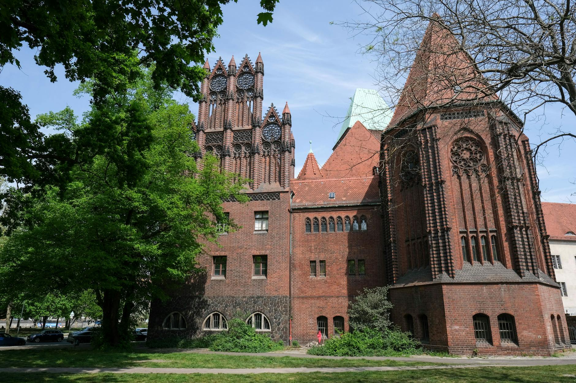 Das Märkische Museum in Mitte, Stammmuseum der Stiftung Stadtmuseum Berlin. Der Giebel ist nach dem Vorbild der St.-Katharinenkirche in Brandenburg an der Havel gestaltet. 1908 wurde das fertig eingerichtete Gebäude übergeben. Es war das erste Gebäude der Welt, das speziell als Stadtmuseum konzipiert war. 