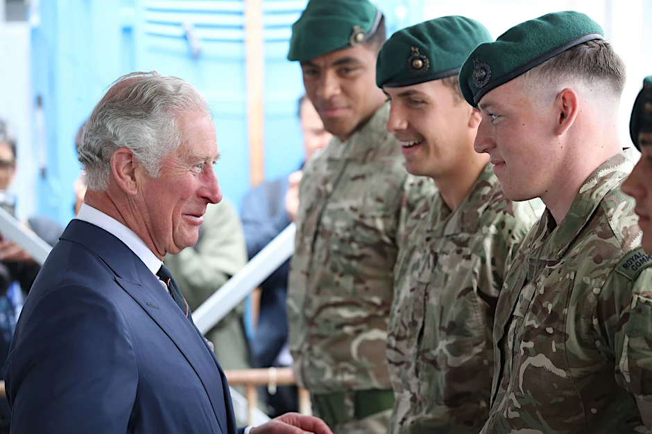 Der damalige Prinz Charles (l, jetzt König Charles III.) 2018 bei einem Treffen mit Royal Marines. 