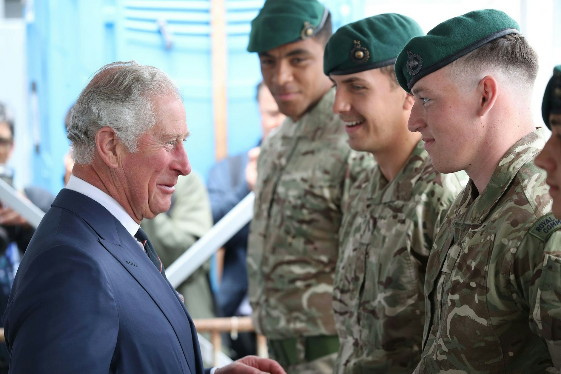 Der damalige Prinz Charles (l, jetzt König Charles III.) 2018 bei einem Treffen mit Royal Marines. 