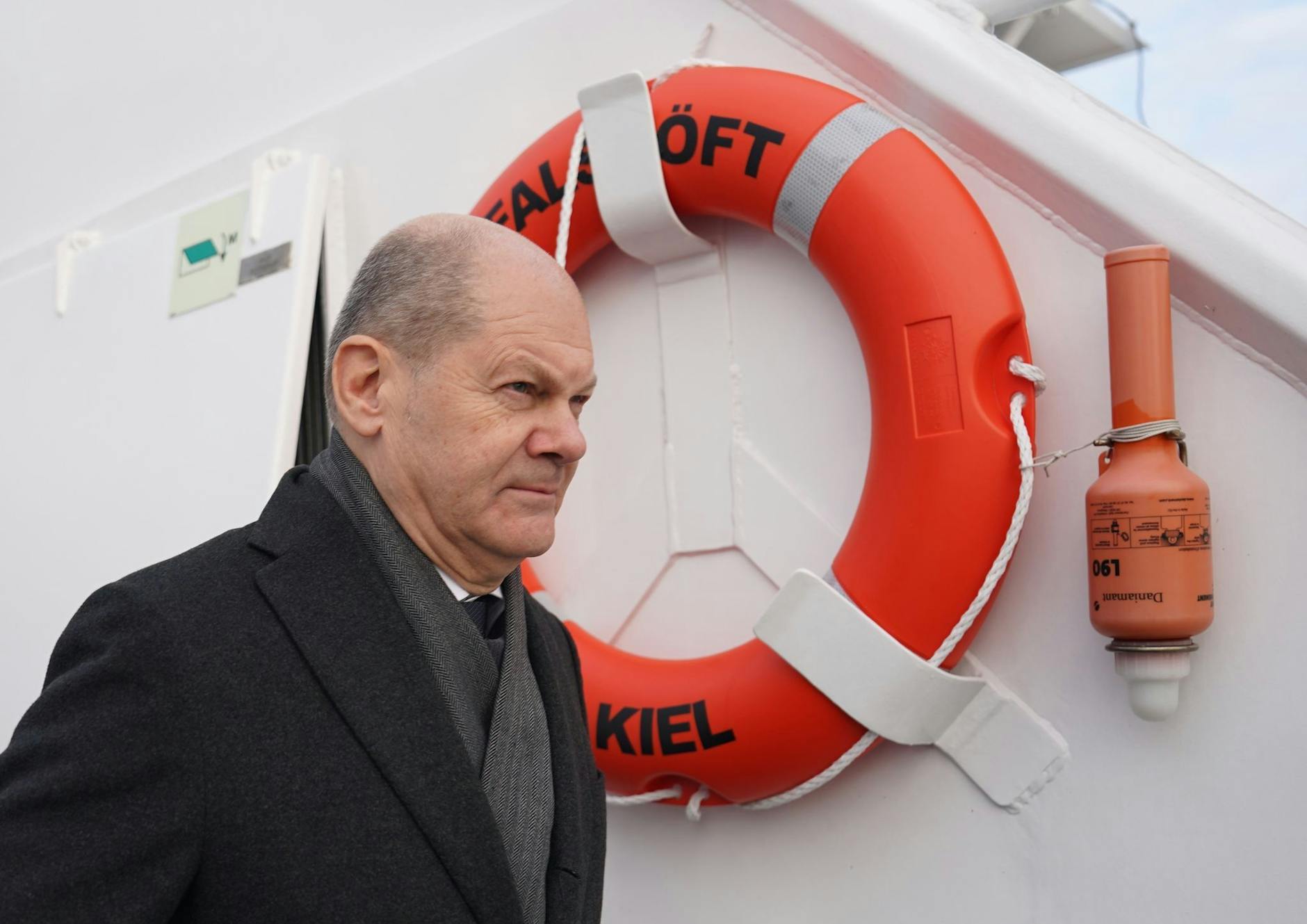 Bundeskanzler Olaf Scholz an Bord des Küstenboots «Falshöft».