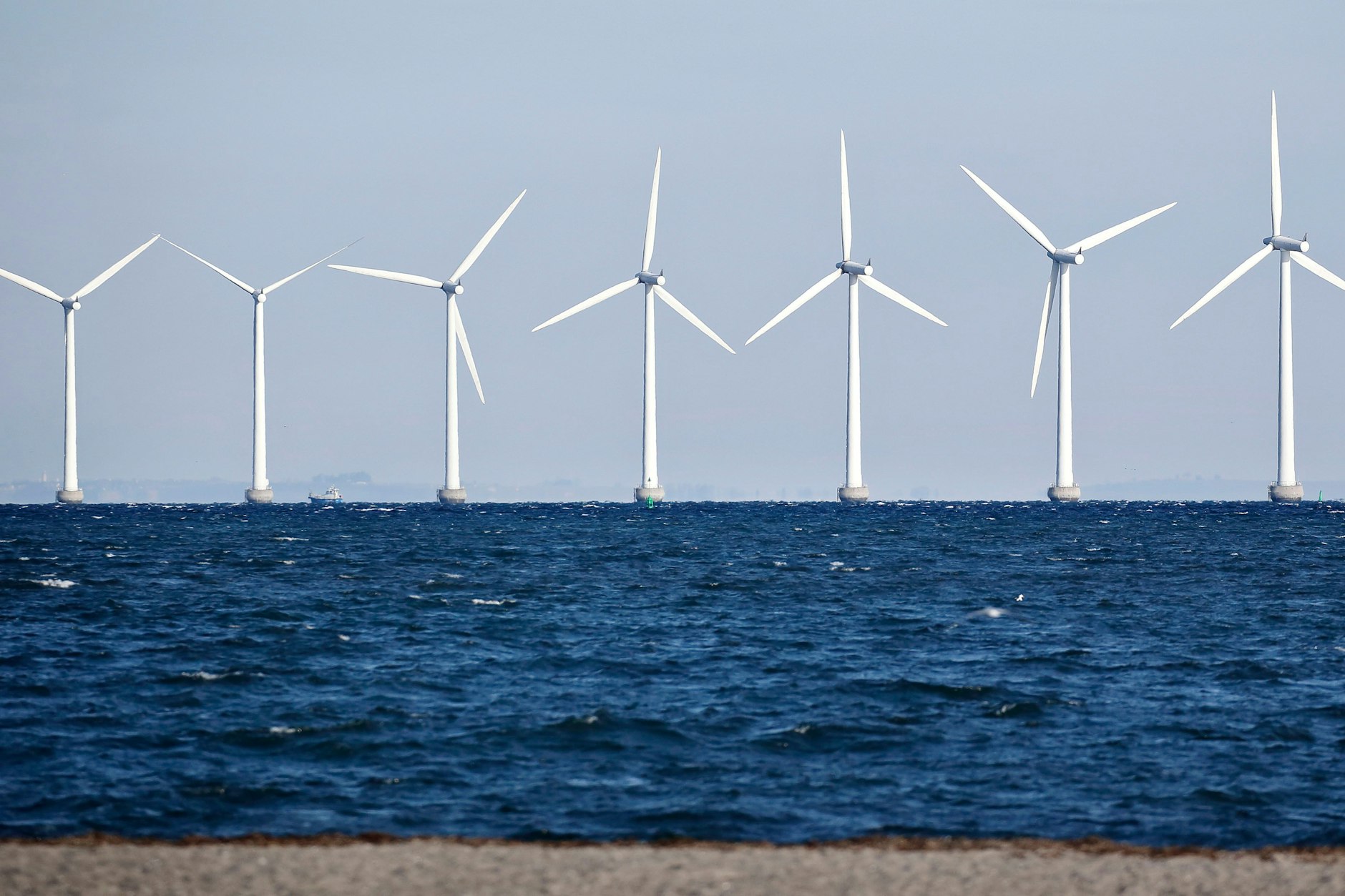 Offshore Turbinen am&nbsp; Amager Strand&nbsp; bei Kopenhagen. Dänemark will die Kapazitäten in der Ostsee auf 3 Gigawatt ausbauen.&nbsp;