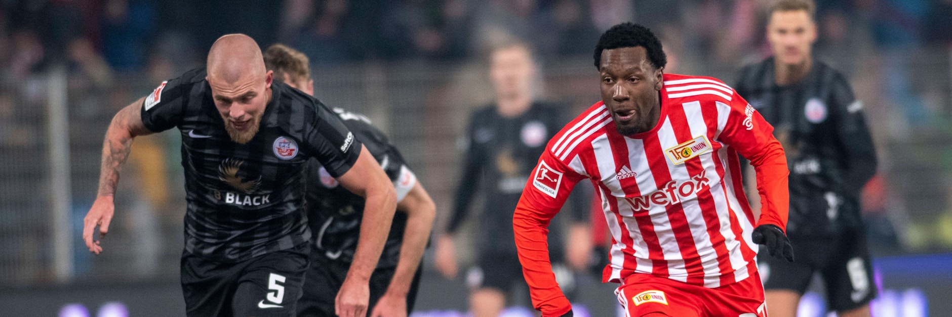 Sheraldo Becker (r.) schoss beim Test gegen Hansa Rostock zwei Tore innerhalb von vier Minuten, ließ dabei auch Leihgabe Rick van Drongelen stehen.&nbsp;
