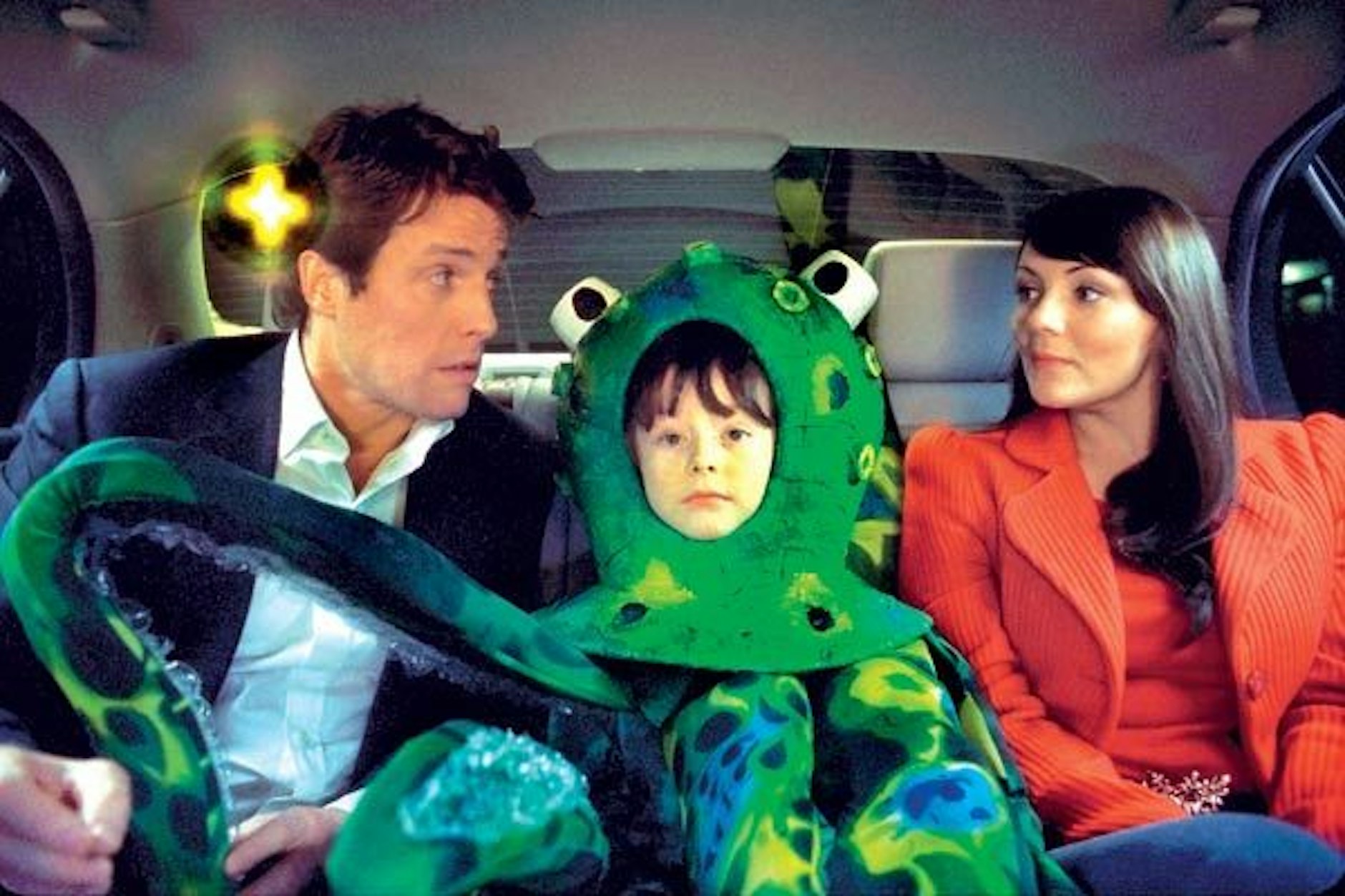 David (Hugh Grant) und Natalie (Martine McCutcheon) als Liebespaar im Dienstwagen.
